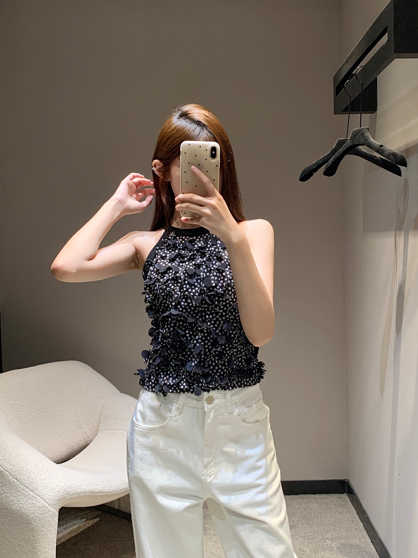 NO:427323,Chane* 25Ss spring and summer new model, heavy industry petal shoulder vest丨Exclusive high-end production!  Cut off the neck shoulder strap vest, black and white, full of black and white, double C letter logo, combined with three-dimensional petal shape, full of fragrance, noble and gorgeous style, thin suspender vest, modify shoulder and neck lines, cute and sexy, high-quality, full texture, detailed texture design echoes, easy to become the visual focus, first choice for vacation dates, S/M/L,,chanel,chanel,alexander wang19860909Chane* 25Ss春夏新款 重工花瓣挖肩背心丨独家高版出品！挂脖挖肩吊带背心裁剪 通体黑白两色可选 满铺点缀双C字母徽标 配合立体花瓣状造型 满满香家贵气华丽风格 细吊带背心 修饰肩颈线条 可爱中透露性感 品相高级 质感十足 细节质感设计呼应 轻松成为视觉焦点 度假约会首选 现货发售S/M/L,,chanel,chanel,alexander wang,Women's clothing