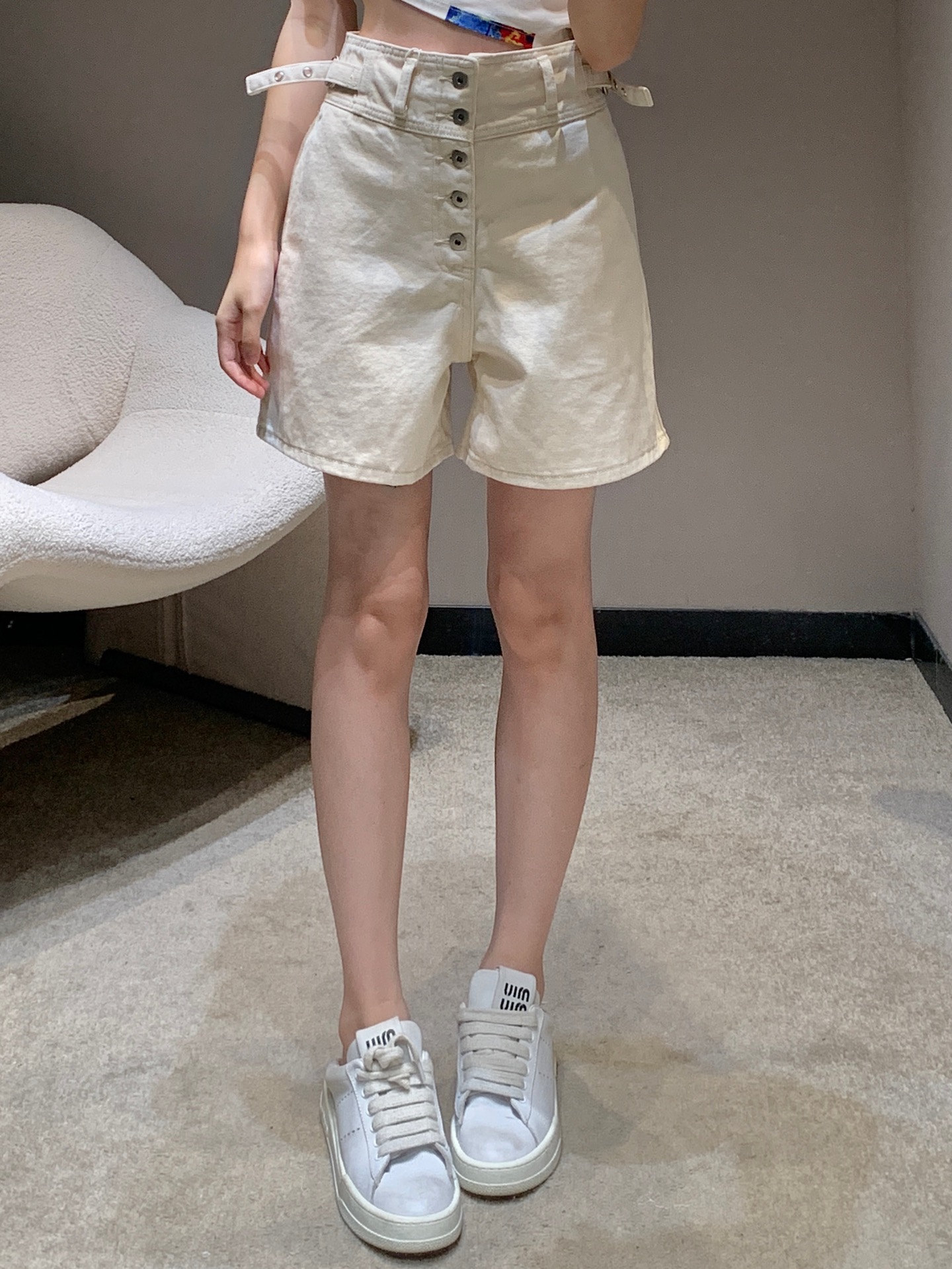 NO:427217,JIL SAND*R 25Ss Spring and Summer New Style Multi-button Back Pocket Flip-Folding from Lettered Denim Shorts | Exclusive High-end Production!  Official website synchronization Multi-button design Rear pocket flap letters Full texture The high-waisted shorts look super good, making them look taller, slimmer, and longer legs, can be controlled by any body shape, showing temperament at will, versatile and fashionable high-end items available in stock S/M/L,, jil sander, shorts, alexander wang19860909JIL SAND*R 25Ss春夏新款 多扣后袋翻盖自字母牛仔短裤丨独家高版出品！官网同步 多钮扣设计 后袋翻盖字母 质感满满 短裤高腰版型超好看 显高显瘦显腿长 任何身形都可驾驭 随意一搭都显气质 百搭时髦高级单品 现货发售 S/M/L,,jil sander,shorts,alexander wang,Women's clothing