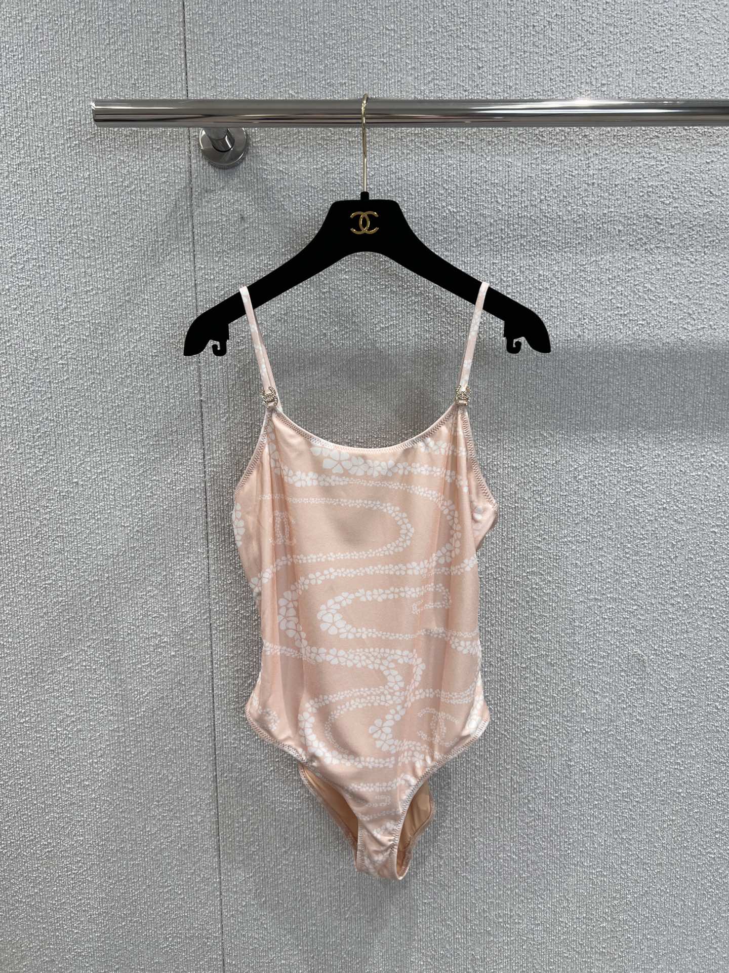 NO:426779,Support for replacement Chane* 25M spring and summer new model Cocobeach series summer swimsuits are released new | Exclusive yb development!  High-end production!  Let’s go to the beach to experience the joy and romance of summer. Today’s swimsuits are no longer just swimsuits. They can be used as a fashion item, with shorts, trousers and jackets... No matter which one you match, you can instantly add points, it’s not that good! S/M/L real-life details pictures, chanel, shorts, jackets & coats, swimsuits, alexander wang19860909支持换款 Chane* 25M春夏新款 Cocobeach系列夏日泳装全新登场丨独家yb开发！高版出品！一起去海滩感受下夏日的快乐与浪漫吧,今日的泳衣已经不再单纯是泳衣,万能穿搭可作为时尚单品,配短裤配长裤搭外套……无论搭配哪一种都可以瞬间加分简直不要太好看啦!现货发售 S/M/L实拍细节图,,chanel,shorts,jackets & coats,swimsuits,alexander wang,Women's clothing