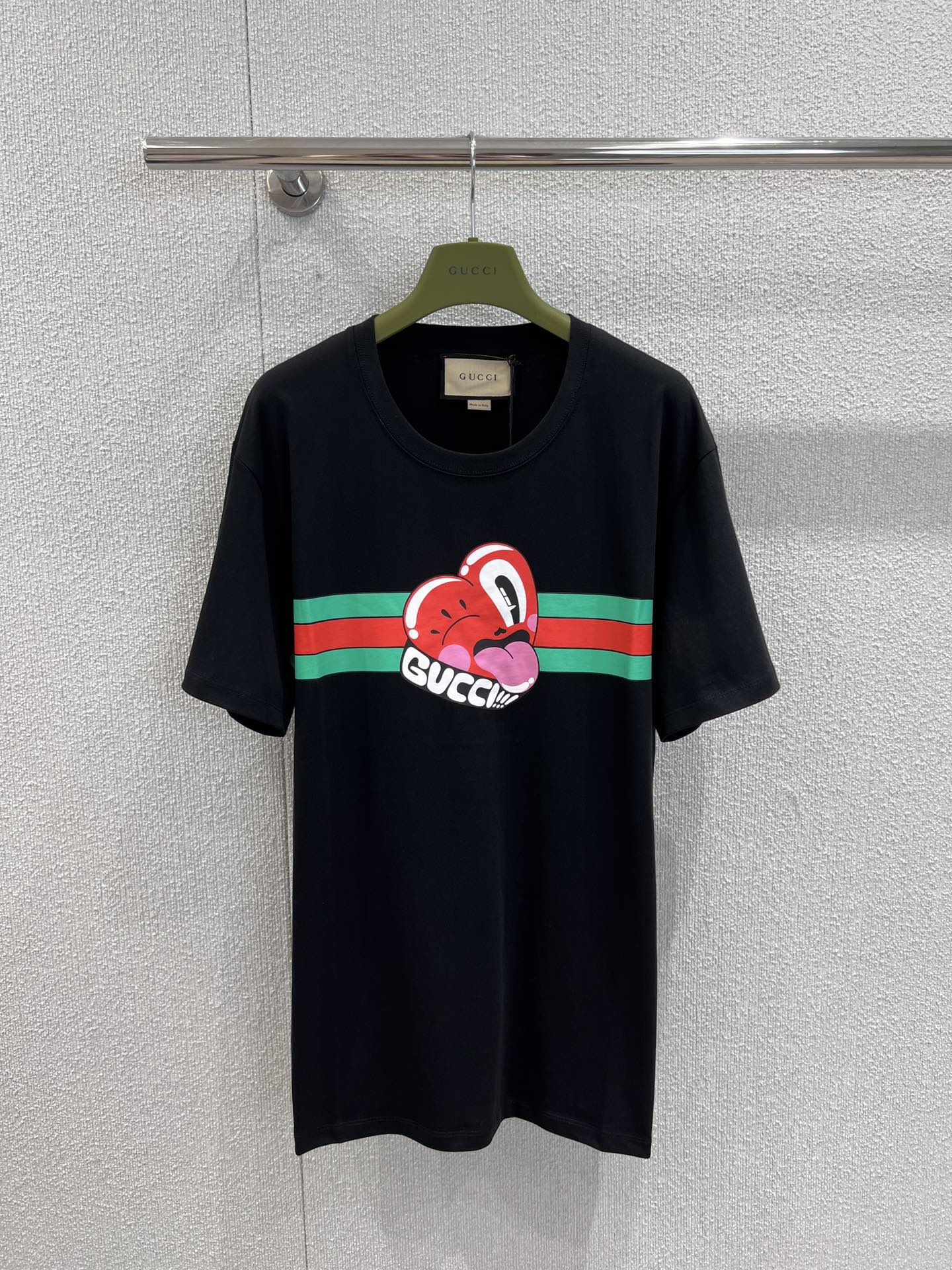 NO:426788,Support replacement Gucc* 25Ss spring and summer new style love printed round neck short-sleeved T-shirt | Exclusive yb development!  High-end production!  Made of black knitted cotton fabric, with Hattie Stewart's artwork heart-shaped and webbing prints round neckline Ribbed neckline and hem Loose style S/M/L on sale in stock Real details, gucci, T-shirt, tees, t-shirt, alexander wang19860909支持换款 Gucc* 25Ss春夏新款 爱心印花圆领短袖T恤丨独家yb开发！高版出品！采用黑色针织棉面料制作 胸前饰有Hattie Stewart的艺术作品心形和织带印花图案 圆领版型 罗纹领口和下摆 宽松版型 男女同款 现货发售S/M/L实拍细节图,,gucci,T-shirt,tees，t-shirt,alexander wang,Women's clothing