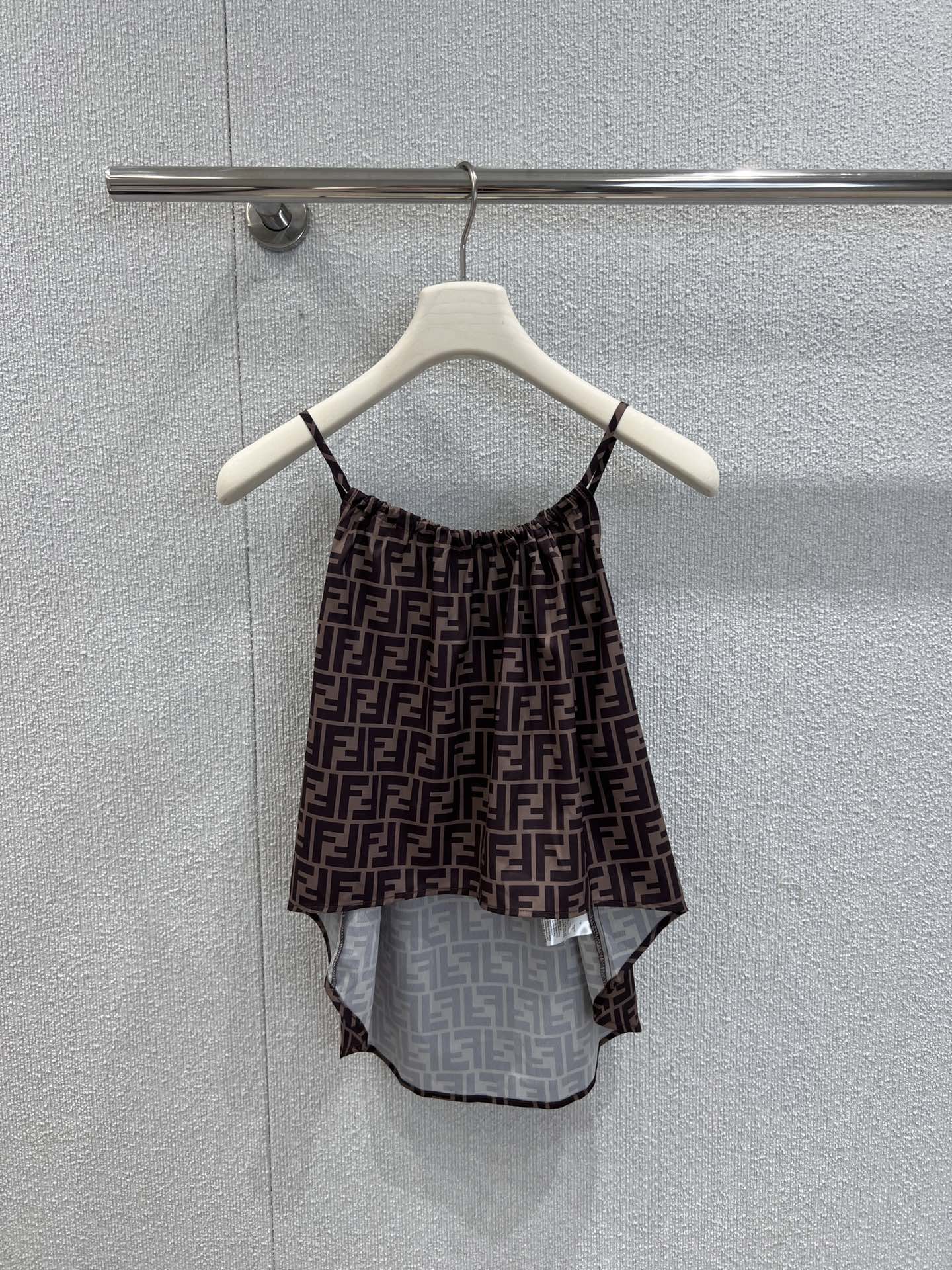 NO:426783,Supports replacement Fend* 25Ss spring and summer new style, classic old-fashioned pattern printed suspender top + high-waisted wide-leg pants set | Exclusive high-end production!  Classic FF printed pattern, paired with presbyopia wide-leg pants, unique and fashionable, and will not look good when you wear it. It is an excellent choice for summer daily life and vacation!  Highly recommended!  Get it now!  S/M/L real photos, fendi, alexander wang19860909支持换款 Fend* 25Ss春夏新款 经典老花图案印花吊带上衣+高腰阔腿裤套装丨独家高版出品！经典的FF印花图案 搭配了老花阔腿裤 个性独特又时髦出街不撞款 谁穿谁好看 是夏日日常和度假的极佳选择！强烈推荐！赶紧入手吧！现货发售 S/M/L实拍细节图,,fendi,alexander wang,Women's clothing