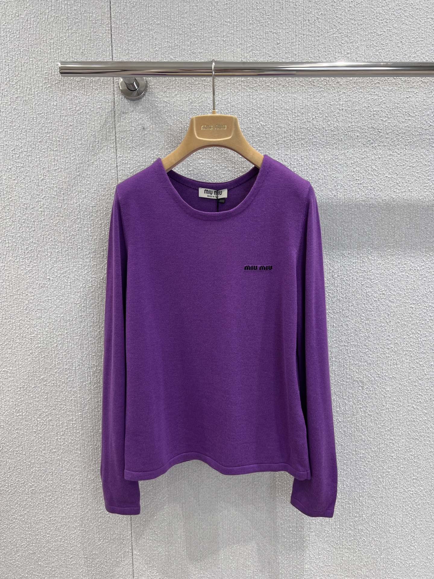 NO:426772,Support replacement Miumi* 25Fw autumn and winter new model, micro-label purple knitted long-sleeved top丨Exclusive high-end product!  Small logo design on the chest, soft and comfortable fabric. It is suitable for wearing in spring and autumn. The simple and elegant round neck design is matched with versatile purple to make it look particularly elegant. S/M/L real-life details pictures, miumiu, alexander wang19860909支持换款 Miumi* 25Fw秋冬新款 微标紫色针织长袖上衣丨独家高版出品！胸前小logo设计,面料柔软舒适.适合春秋季节穿着.简约大方的圆领设计,搭配百搭的紫色,穿上特别显气质.现货发售 S/M/L实拍细节图,,miumiu,alexander wang,Women's clothing