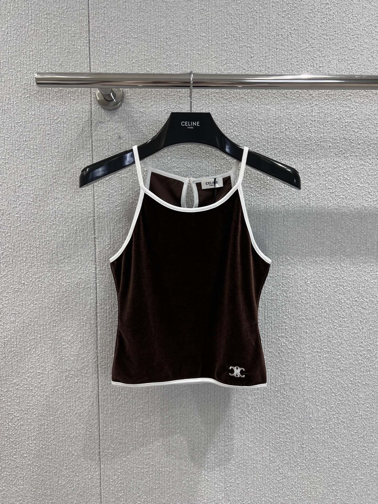 NO:439443,Support for replacement Celin* 25Ss spring and summer new style brown velvet halter neck shorts retro suit 丨Exclusive yb development!  High-end production!  The halter vest is paired with elastic waist sports shorts. There is no worries about wearing it. The light feel is easy. The contour is super white ribbed trim outlines the neat outline. It is matched with precision white TRIOMPHE logo embroidery. The details show the brand style. A set easily creates a retro and elegant atmosphere and maintains comfort. Whether it is vacation or daily outfit, this set allows you to easily control the retro fashion of the 1960s and exude unique charm!  S/M/L real photos, celine, shorts, alexander wang19860909支持换款 Celin* 25Ss春夏新款 棕色丝绒挂脖背心短裤复古套装丨独家yb开发！高版出品！挂脖背心搭配松紧腰运动短裤一套没有任何穿搭烦恼,轻轻松松的feel,轮廓超白色罗纹饰边勾勒出利落轮廓,搭配精密白色TRIOMPHE徽标刺绣,细节之处尽显品牌格调,一套轻松营造复古优雅的氛围,又保持了舒适度,无论是度假还是日常穿搭,这一套都能让你轻松驾驭60年代的复古时尚,散发独特魅力！现货发售 S/M/L实拍细节图,,celine,shorts,alexander wang,Women's clothing