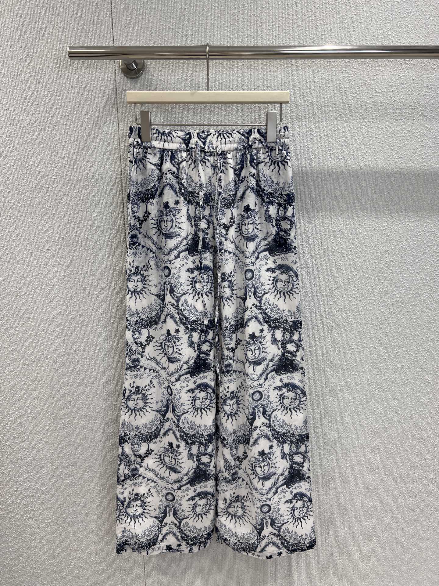 NO:428302,Support replacement Dio* 25Ss spring and summer new style Sun Goddess printed casual trousers | Exclusive high-end production!  Lazy and comfortable summer outfits, fashionable sun goddess pattern prints, pants style and comfort are invincible, casual and relaxed outfits get in seconds!  High-waist elastic band wide-leg pants design, the top body is really comfortable to stir-fry chicken ~ very inclusive, friendly to all kinds of figures and not picky about anyone, it is absolutely perfect for casual sex when going out!  S/M/L real photos, dior,tees, t-shirt,alexander wang19860909支持换款 Dio* 25Ss春夏新款 太阳女神印花休闲长裤丨独家高版出品！慵懒舒适夏日穿搭,时髦太阳女神图案印花,裤子版型和舒适性无敌了,休闲松弛穿搭秒get！高腰松紧带阔腿裤设计,上身真的炒鸡舒服~包容性很强,对各种身材都友好不挑人任意一件背心或者T恤就绝绝子出街休闲最完美不过！现货发售S/M/L实拍细节图,,dior,tees，t-shirt,alexander wang,Women's clothing