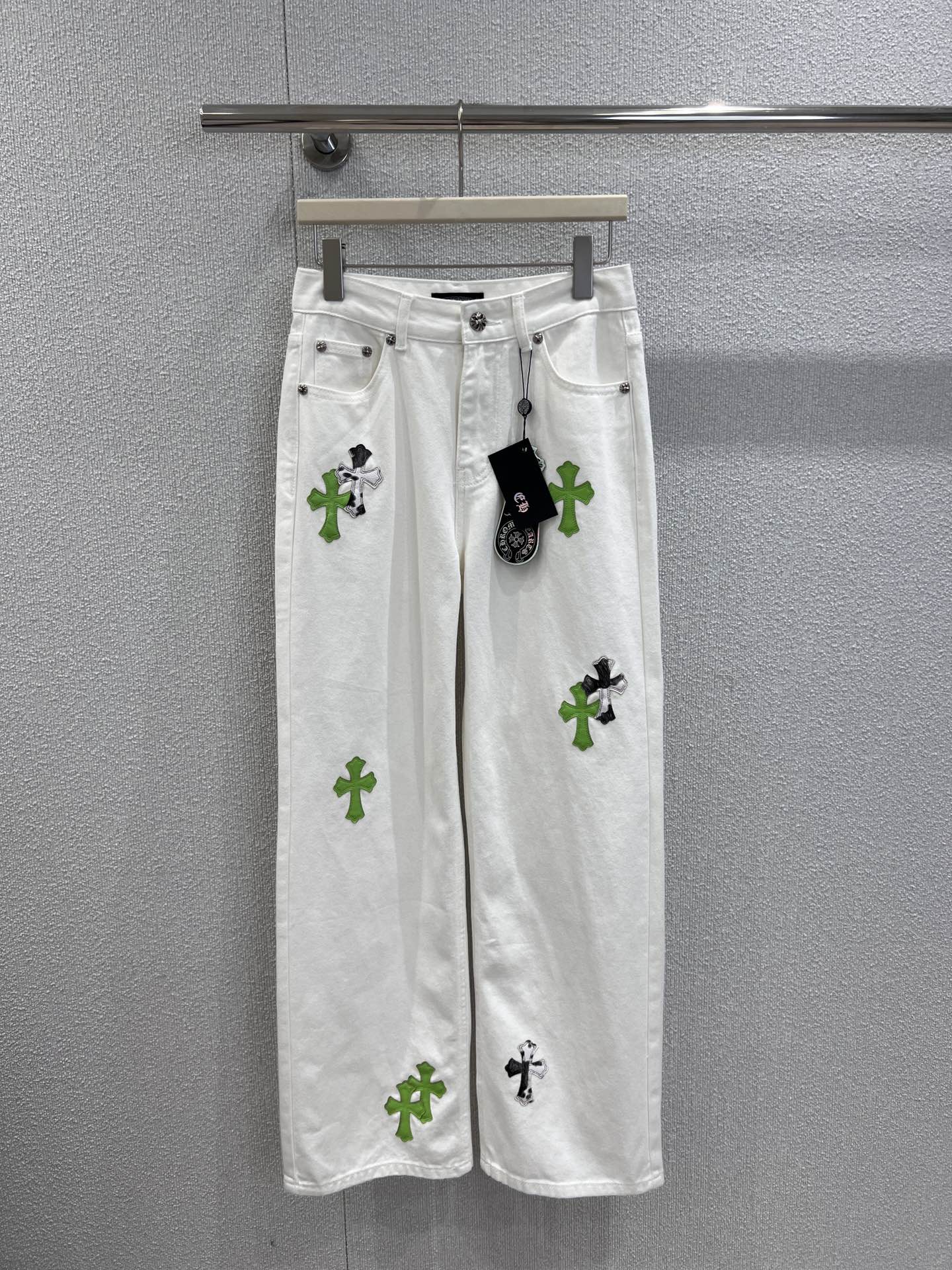 NO:428298,Supports replacement Chorme heart* 25ss Spring and Summer New Style Two-color Leather Label Jeans Trousers 丨Exclusive high-end production!  White Sailo fabric, cutting-edge motorcycle cross leather mark, different from the color of leather marks in previous years, custom hardware for fermented stone grinding!  Four seasons, on sale in stock, real-life details of S/M/L, alexander wang19860909支持换款 Chorme heart* 25ss春夏新款 双色皮标牛仔长裤 丨独家高版出品！白色赛络纺面料,裁片机车十字架皮标,区别往年的皮标十字架颜色,酵石磨漂定制五金！四季款 现货发售 S/M/L实拍细节图,,alexander wang,Women's clothing