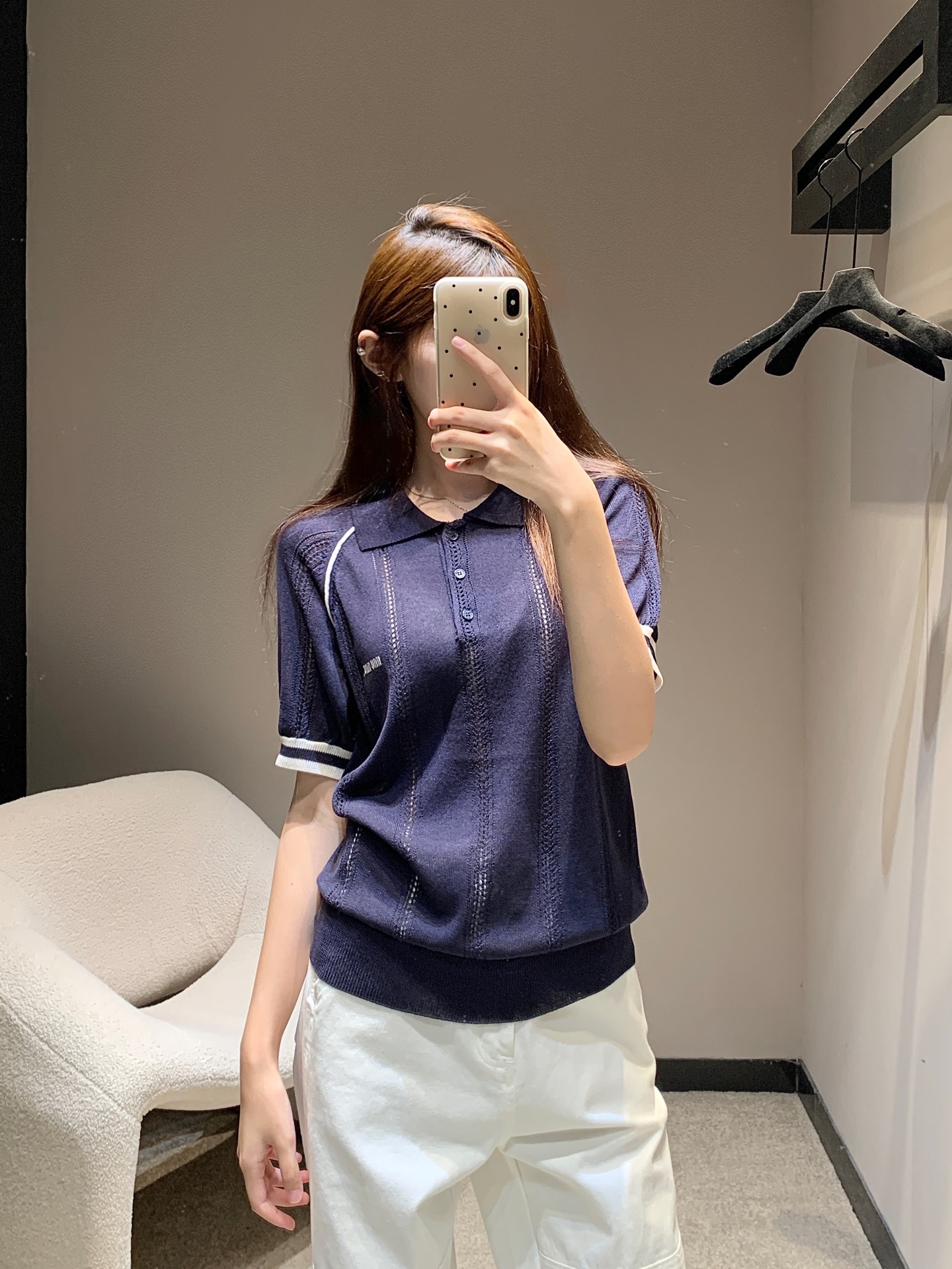 NO:427268,Miumi* 25Ss spring and summer new style micro-label knitted POLO shirt top丨Exclusive high-end production!  Navy blue custom yarn production, brand logo embroidery, polo collar contrasting raglan cuffs, elastic style, classic single-layered items, workmanship quality depends on details. On-site sale S/M/L,,miumiu,alexander wang19860909Miumi* 25Ss春夏新款 微标针织POLO衫上衣丨独家高版出品！藏蓝色定制纱线制作 饰品牌标识刺绣 polo领撞色插肩袖口 弹力版型 单穿叠穿的经典单品 做工品质看细节.现货发售 S/M/L,,miumiu,alexander wang,Women's clothing