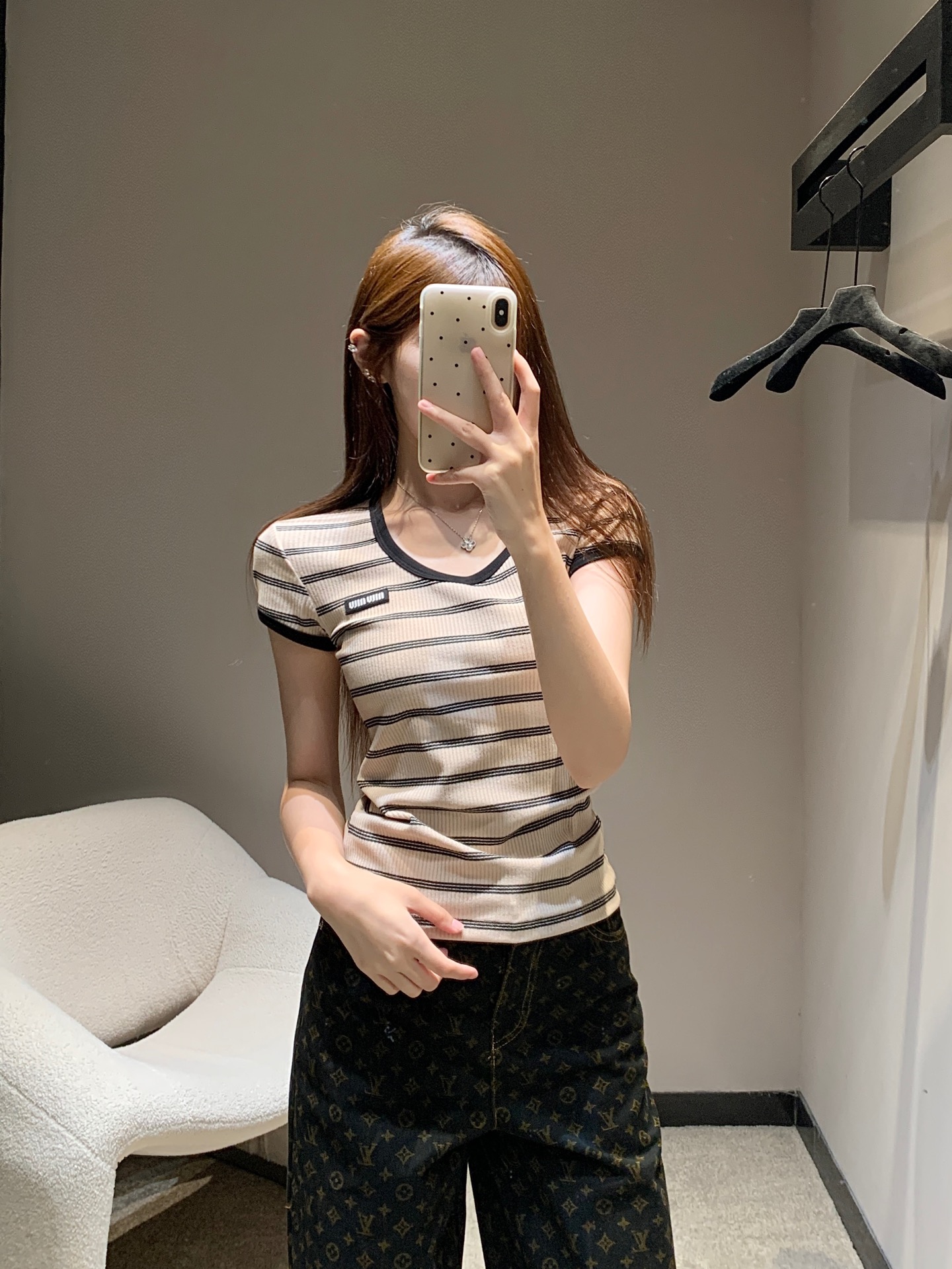 NO:427251,Miumi* 25Ss spring and summer new style letter logo contrasting V-neck striped splicing short-sleeved T-shirt丨Exclusive high-end production!  Classic stripes and contrasting colors. Simple but not monotonous and never out of date. A casual and casual feel. I really love it. Custom fabrics, soft and comfortable. Babies, hurry up and make the order. S/M/L, miumiu, T-shirt,tees, t-shirt,alexander wang19860909Miumi* 25Ss春夏新款 字母标识撞色V领条纹拼接短袖T恤丨独家高版出品！经典条纹加上多种颜色撞色设计 简约又不显得单调,永不过时的款式之一 随性休闲feel,真的超爱的一款,定制面料、柔软舒适 宝宝们赶紧砸单吧 现货发售S/M/L,,miumiu,T-shirt,tees，t-shirt,alexander wang,Women's clothing