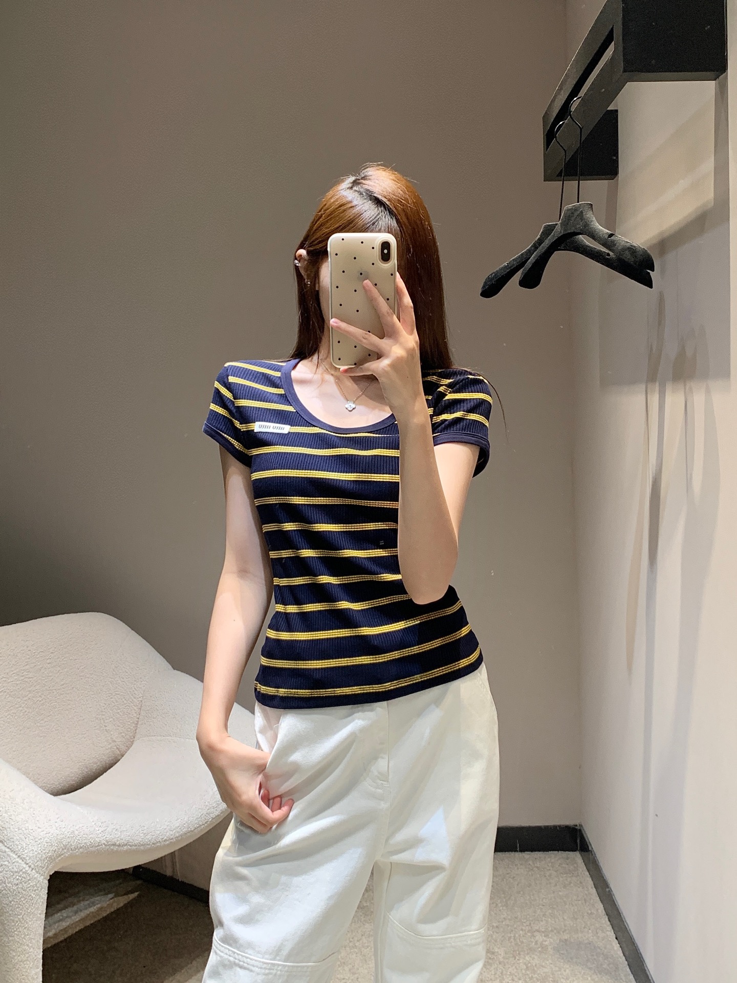 NO:427261,Miumi* 25Ss spring and summer new style letter logo contrasting V-neck striped splicing short-sleeved T-shirt丨Exclusive high-end production!  Classic stripes and contrasting colors. Simple but not monotonous and never out of date. A casual and casual feel. I really love it. Custom fabrics, soft and comfortable. Babies, hurry up and make the order. S/M/L, miumiu, T-shirt,tees, t-shirt,alexander wang19860909Miumi* 25Ss春夏新款 字母标识撞色V领条纹拼接短袖T恤丨独家高版出品！经典条纹加上多种颜色撞色设计 简约又不显得单调,永不过时的款式之一 随性休闲feel,真的超爱的一款,定制面料、柔软舒适 宝宝们赶紧砸单吧 现货发售S/M/L,,miumiu,T-shirt,tees，t-shirt,alexander wang,Women's clothing