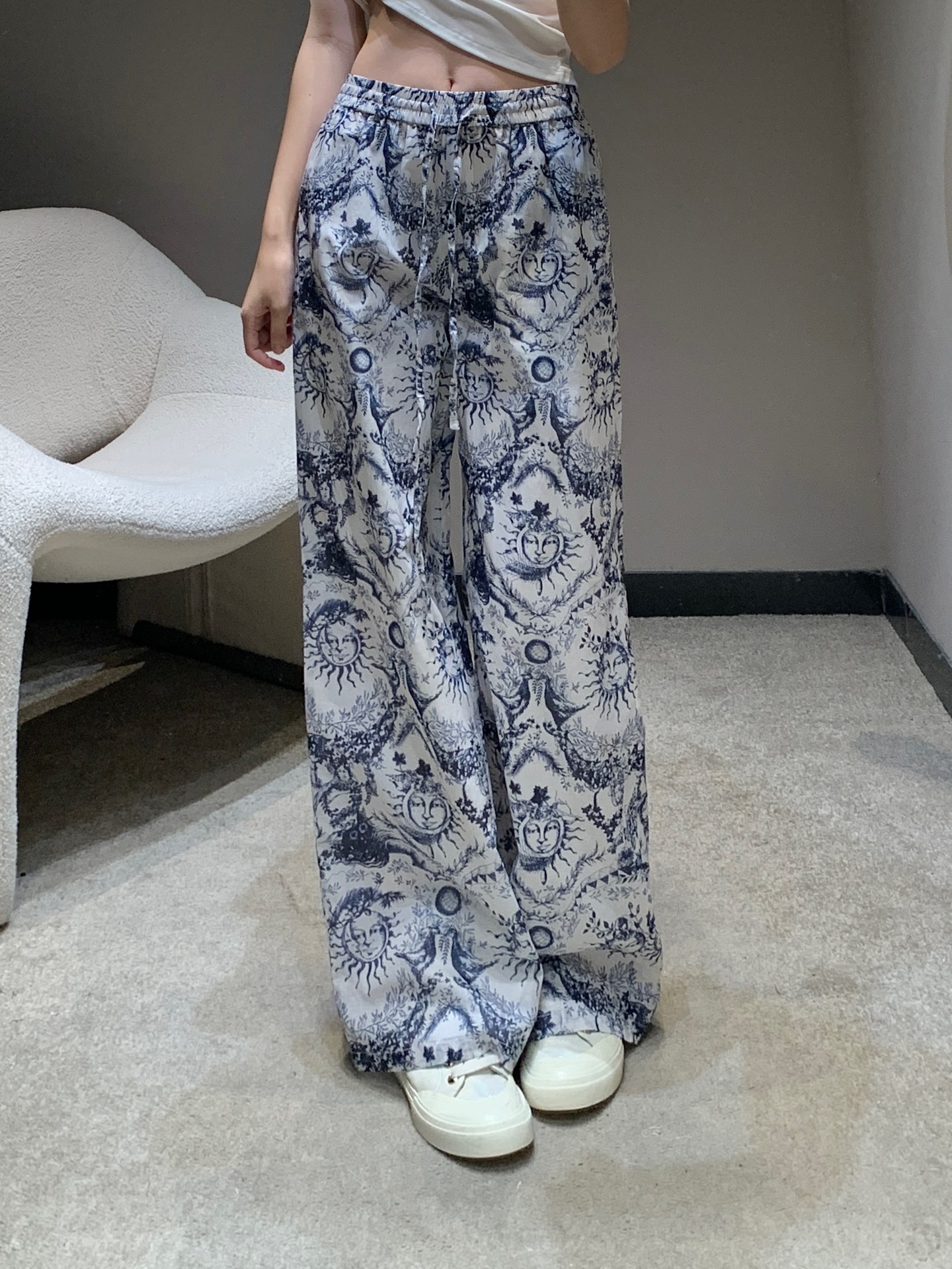 NO:428307,Dio* 25Ss spring and summer new style Sun Goddess printed casual trousers | Exclusive high-end production!  Lazy and comfortable summer outfits, fashionable sun goddess pattern prints, pants style and comfort are invincible, casual and relaxed outfits get in seconds!  High-waist elastic band wide-leg pants design, the top body is really comfortable to stir-fry chicken ~ very inclusive, friendly to all kinds of figures and not picky about anyone, it is absolutely perfect for casual sex when going out!  S/M/L, dior,tees, t-shirt,alexander wang19860909Dio* 25Ss春夏新款 太阳女神印花休闲长裤丨独家高版出品！慵懒舒适夏日穿搭,时髦太阳女神图案印花,裤子版型和舒适性无敌了,休闲松弛穿搭秒get！高腰松紧带阔腿裤设计,上身真的炒鸡舒服~包容性很强,对各种身材都友好不挑人任意一件背心或者T恤就绝绝子出街休闲最完美不过！现货发售S/M/L,,dior,tees，t-shirt,alexander wang,Women's clothing