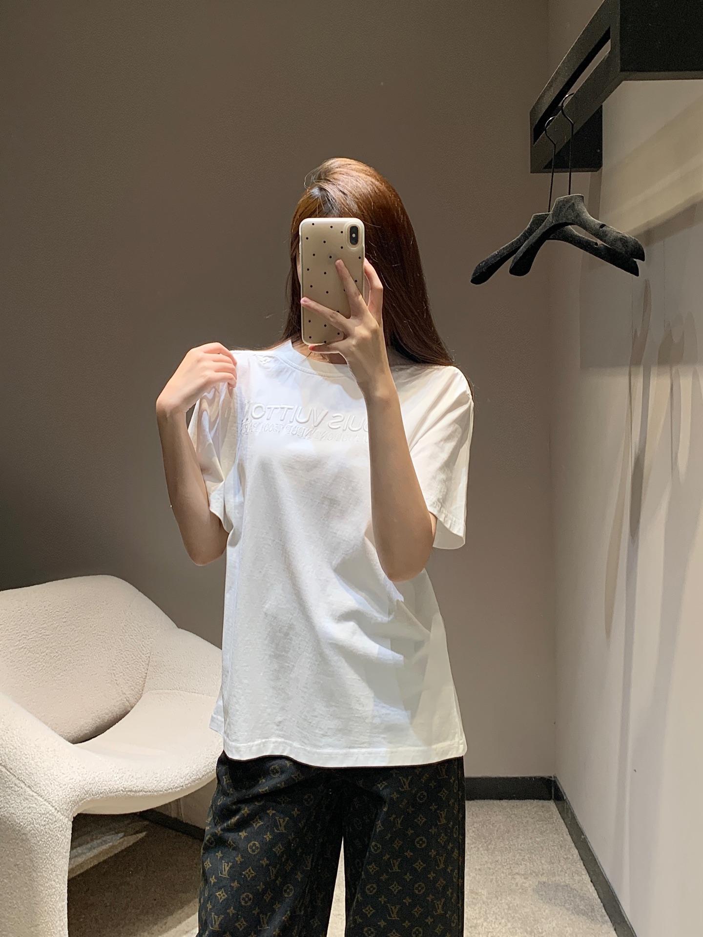 NO:427321,Louis Vuitto* 25Ss Spring and Summer New Style Letter Embroidered Washed Ribbed Short-Sleeve T-Shirt丨Exclusive yb development! High-end production! Presbyterian flower eyelets on the chest and collar are embroidered separately. Logo logo embroidery. Cotton wash fabric. After dyeing, it presents a lazy retro feel. The same style as men and women. S/M/L,,louis vuitton, T-shirt,tees, t-shirt,alexander wang19860909Louis Vuitto* 25Ss春夏新款 字母刺綉水洗罗纹短袖T恤丨独家yb开发！高版出品！胸前和衣领分别刺绣老花花卉孔眼 logo标识刺绣 棉水洗面料 经过染色工艺呈现慵懒复古感 做旧效果 男女同款 现货发售S/M/L,,louis vuitton,T-shirt,tees，t-shirt,alexander wang,Women's clothing