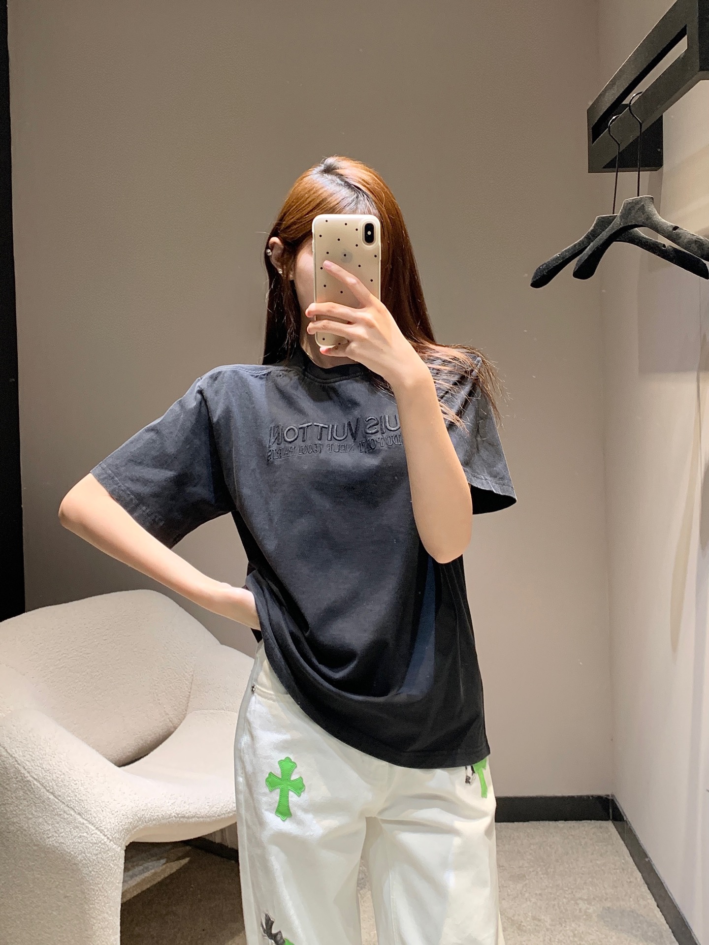 NO:427333,Louis Vuitto* 25Ss Spring and Summer New Style Letter Embroidered Washed Ribbed Short-Sleeve T-Shirt丨Exclusive yb development! High-end production! Presbyterian flower eyelets on the chest and collar are embroidered separately. Logo logo embroidery. Cotton wash fabric. After dyeing, it presents a lazy retro feel. The same style as men and women. S/M/L,,louis vuitton, T-shirt,tees, t-shirt,alexander wang19860909Louis Vuitto* 25Ss春夏新款 字母刺綉水洗罗纹短袖T恤丨独家yb开发！高版出品！胸前和衣领分别刺绣老花花卉孔眼 logo标识刺绣 棉水洗面料 经过染色工艺呈现慵懒复古感 做旧效果 男女同款 现货发售S/M/L,,louis vuitton,T-shirt,tees，t-shirt,alexander wang,Women's clothing