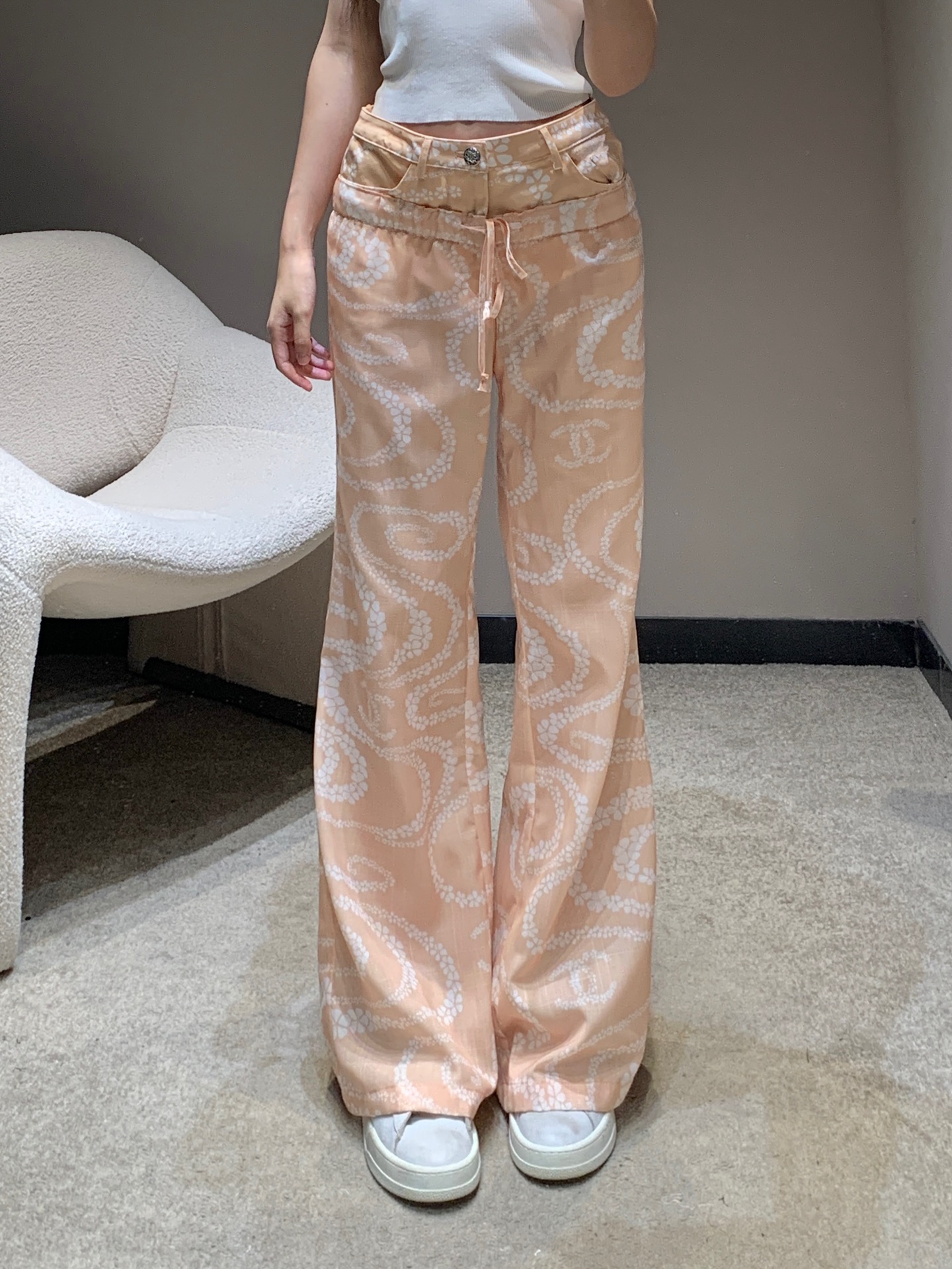 NO:428242,Chane* 25Ss Spring and Summer New Style Denim Spliced ​​Printed Pants丨Exclusive High-Performance Production!  Stitched imported twill material, refreshing and breathable, soft and skin-friendly, presenting a light and translucent texture, elastic buckle wide-leg straight trousers cut, irregular and staggered camellia pattern, interspersed with double C logos, highlighting the brand's style, complex visual effects, creating a romantic and beautiful style, full of personality and creativity, modifying the body shape and beautifying proportions, the brand's advanced design sense is full, the first choice for refreshing summer, S/M/L,,chanel,alexander wang19860909Chane* 25Ss春夏新款 牛仔拼接印花长裤丨独家高版出品！拼接进口斜纹稠材质 清爽透气 柔软亲肤 呈现轻薄微透质感 弹力系扣阔腿直筒长裤裁剪 通体满印不规则错落山茶花图案 穿插双C徽标 凸显品牌格调 纷繁复杂的视觉效果 打造浪漫唯美风格 充满个性和创意 修饰身型美化比例 品牌高级设计感拉满 夏季清爽首选 现货发售S/M/L,,chanel,alexander wang,Women's clothing