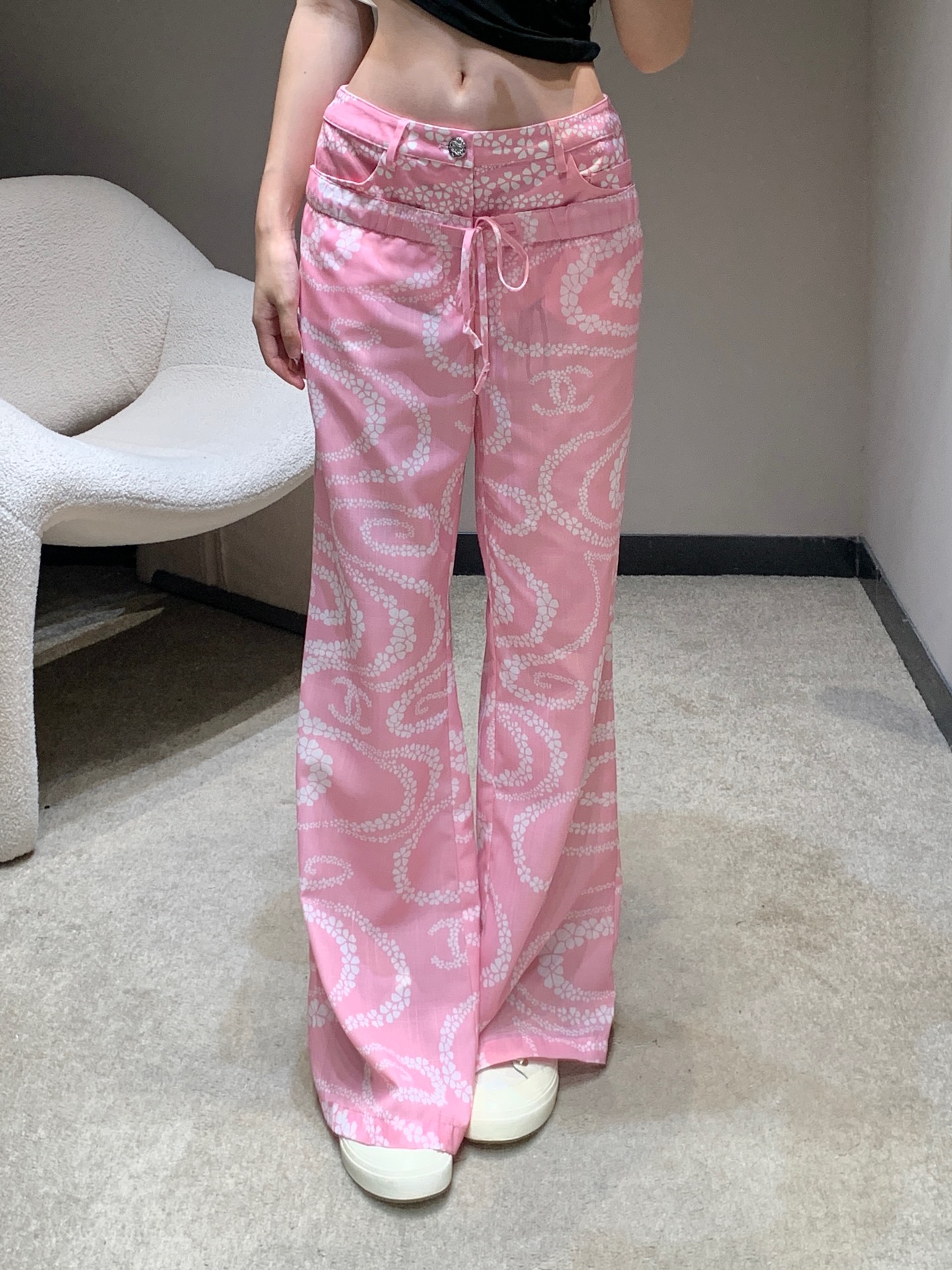 NO:428248,Chane* 25Ss Spring and Summer New Style Denim Spliced ​​Printed Pants丨Exclusive High-Performance Production!  Stitched imported twill material, refreshing and breathable, soft and skin-friendly, presenting a light and translucent texture, elastic buckle wide-leg straight trousers cut, irregular and staggered camellia pattern, interspersed with double C logos, highlighting the brand's style, complex visual effects, creating a romantic and beautiful style, full of personality and creativity, modifying the body shape and beautifying proportions, the brand's advanced design sense is full, the first choice for refreshing summer, S/M/L,,chanel,alexander wang19860909Chane* 25Ss春夏新款 牛仔拼接印花长裤丨独家高版出品！拼接进口斜纹稠材质 清爽透气 柔软亲肤 呈现轻薄微透质感 弹力系扣阔腿直筒长裤裁剪 通体满印不规则错落山茶花图案 穿插双C徽标 凸显品牌格调 纷繁复杂的视觉效果 打造浪漫唯美风格 充满个性和创意 修饰身型美化比例 品牌高级设计感拉满 夏季清爽首选 现货发售S/M/L,,chanel,alexander wang,Women's clothing