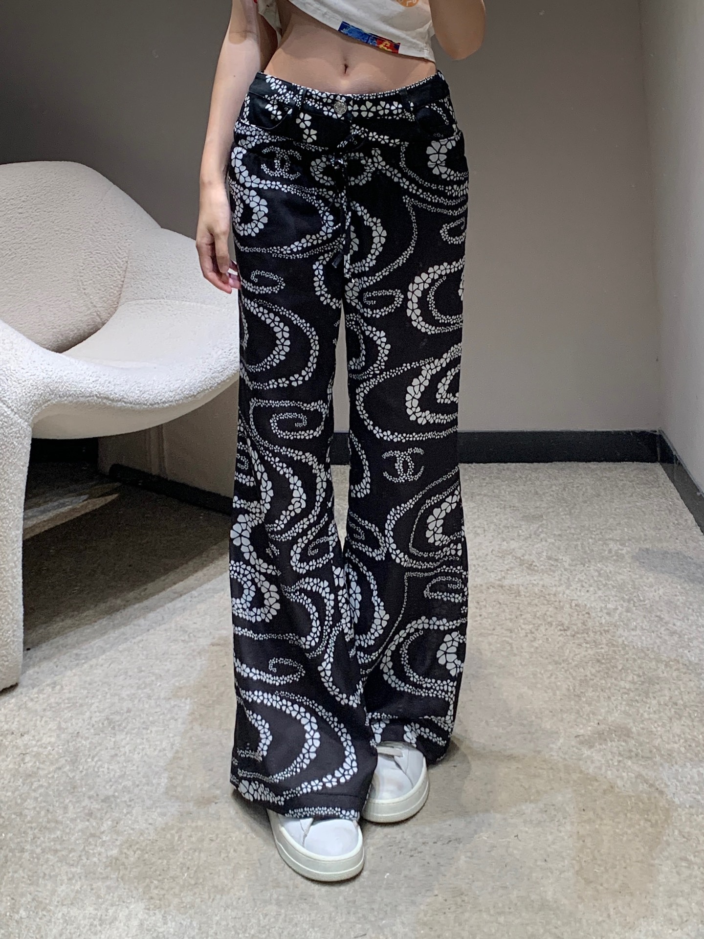 NO:428258,Chane* 25Ss Spring and Summer New Style Denim Spliced ​​Printed Pants丨Exclusive High-Performance Production!  Stitched imported twill material, refreshing and breathable, soft and skin-friendly, presenting a light and translucent texture, elastic buckle wide-leg straight trousers cut, irregular and staggered camellia pattern, interspersed with double C logos, highlighting the brand's style, complex visual effects, creating a romantic and beautiful style, full of personality and creativity, modifying the body shape and beautifying proportions, the brand's advanced design sense is full, the first choice for refreshing summer, S/M/L,,chanel,alexander wang19860909Chane* 25Ss春夏新款 牛仔拼接印花长裤丨独家高版出品！拼接进口斜纹稠材质 清爽透气 柔软亲肤 呈现轻薄微透质感 弹力系扣阔腿直筒长裤裁剪 通体满印不规则错落山茶花图案 穿插双C徽标 凸显品牌格调 纷繁复杂的视觉效果 打造浪漫唯美风格 充满个性和创意 修饰身型美化比例 品牌高级设计感拉满 夏季清爽首选 现货发售S/M/L,,chanel,alexander wang,Women's clothing