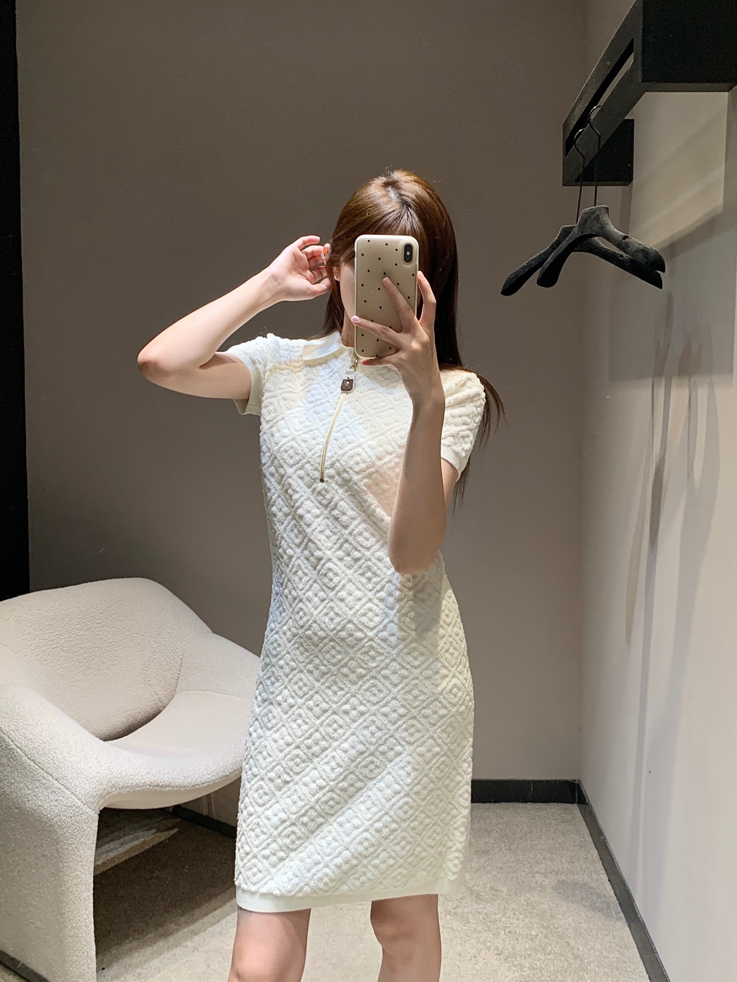 NO:428293,Louis Vuitto* 25Ss Spring and Summer New Style Old-fashioned Diamond Short-sleeved Dress丨Exclusive High-edition Production!  Cotton knitted material, comfortable and soft, high-quality texture, lapel dress style, collar cuff threaded pit strip design, elegant and intellectual, zipper half-plate paired with leather buckle, echoing the whole three-dimensional four-leaf crust diamond decoration, the overall shape is high-end and crisp, creating a brand-exclusive trendy style, adding a sense of styling to conventional and versatile styles, fashionable and high-end outfits, on-site S/M/L,,louis vuitton, skirts, T-shirt, alexander wang19860909Louis Vuitto* 25Ss春夏新款 老花菱格短袖连衣裙丨独家高版出品！棉毛针织材质 舒适柔软 质感上乘 翻领连衣裙版型 领边袖口螺纹坑条设计优雅知性 拉链半开襟搭配皮扣 呼应通体立体四叶草菱形装饰 整体造型高级挺括 打造品牌专属潮流风格 为常规百搭款式增添造型感 穿搭洋气高级 现货发售S/M/L,,louis vuitton,skirts,T-shirt,alexander wang,Women's clothing