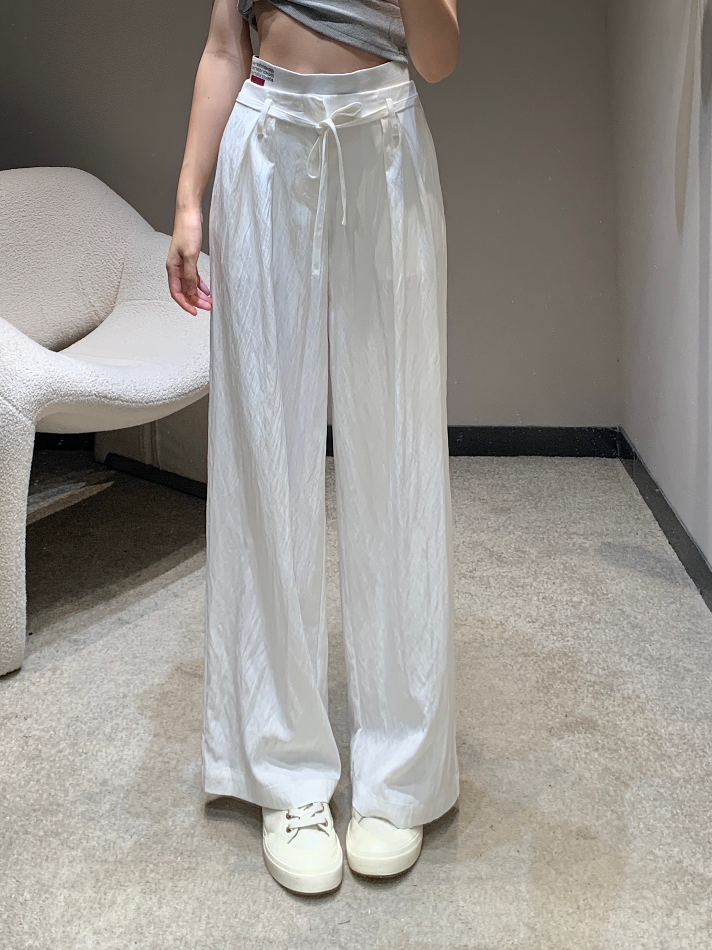 NO:429475,Alexand*r wang 25ss Spring and Summer New Style Pleated Drawstring Wide-Legging Trousers | Exclusive High-end Production!  Imported pleated material, comfortable texture, soft and skin-friendly, presents a light and draped texture, elastic drawstring wide-leg straight trousers cut, all-vamp color black and white optional, with waist drawstring lace, adjust elasticity, create visual straight leg effect, waist elastic webbing embroidered letter embroidered logo, highlighting the brand style, customized with pleated texture fabric, full of personality and creativity, fashionable and fashionable outfit, S/M/L,,alexander wang19860909Alexand*r wang 25ss春夏新款 褶皱抽绳阔腿长裤丨独家高版出品！进口褶皱材质 质感舒适 柔软亲肤 呈现轻薄垂坠质感 弹力抽绳阔腿直筒长裤裁剪 通体素色黑白可选 配合腰侧抽绳系带 调节松紧的同时 打造视觉直腿效果 腰间弹力织带点缀字母刺绣徽标 凸显品牌格调 定制自带褶皱肌理面料 充满个性和创意 穿搭时髦洋气 现货发售S/M/L,,alexander wang,Women's clothing