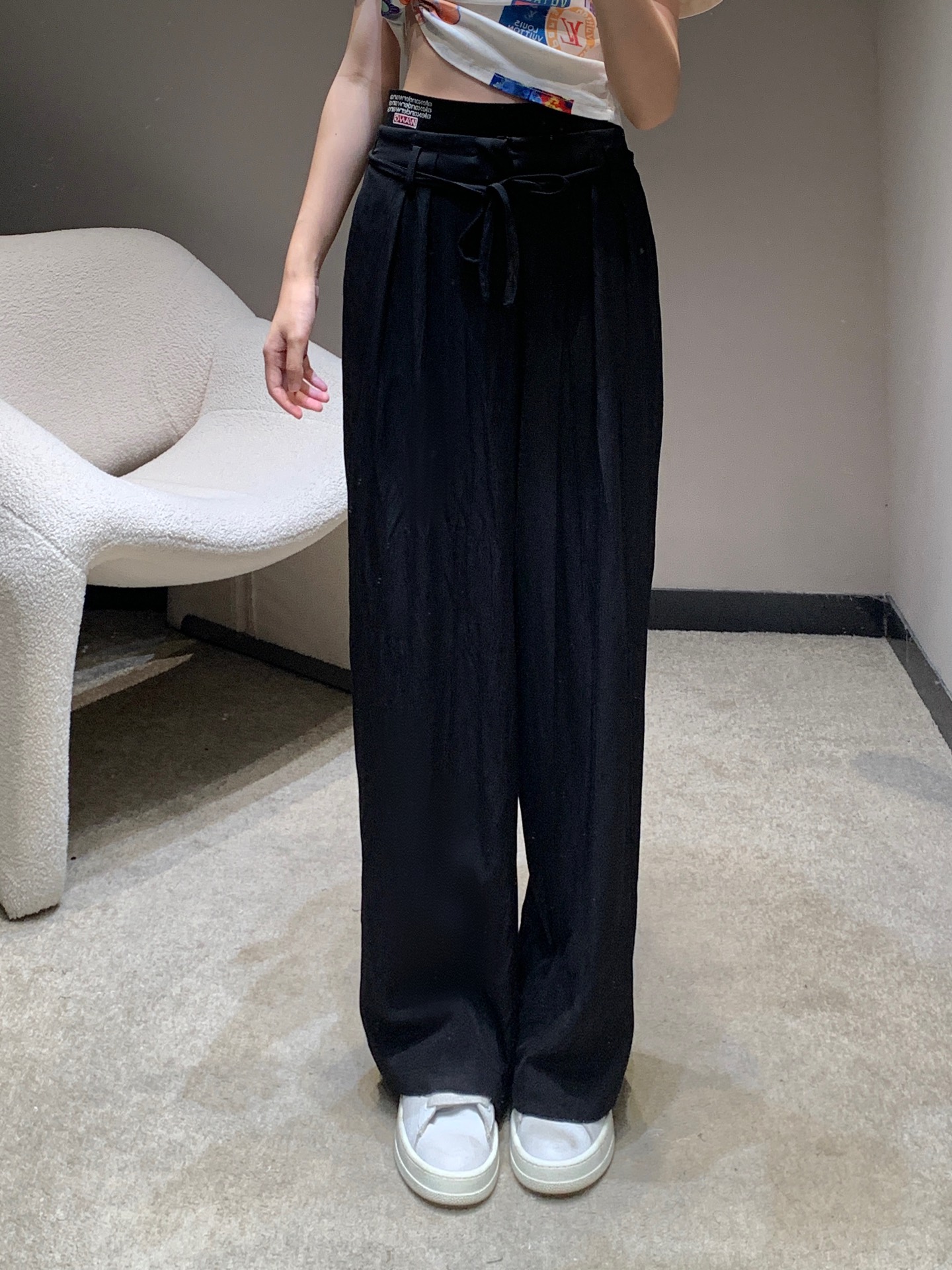 NO:429485,Alexand*r wang 25ss Spring and Summer New Style Pleated Drawstring Wide-Legging Trousers | Exclusive High-end Production!  Imported pleated material, comfortable texture, soft and skin-friendly, presents a light and draped texture, elastic drawstring wide-leg straight trousers cut, all-vamp color black and white optional, with waist drawstring lace, adjust elasticity, create visual straight leg effect, waist elastic webbing embroidered letter embroidered logo, highlighting the brand style, customized with pleated texture fabric, full of personality and creativity, fashionable and fashionable outfit, S/M/L,,alexander wang19860909Alexand*r wang 25ss春夏新款 褶皱抽绳阔腿长裤丨独家高版出品！进口褶皱材质 质感舒适 柔软亲肤 呈现轻薄垂坠质感 弹力抽绳阔腿直筒长裤裁剪 通体素色黑白可选 配合腰侧抽绳系带 调节松紧的同时 打造视觉直腿效果 腰间弹力织带点缀字母刺绣徽标 凸显品牌格调 定制自带褶皱肌理面料 充满个性和创意 穿搭时髦洋气 现货发售S/M/L,,alexander wang,Women's clothing