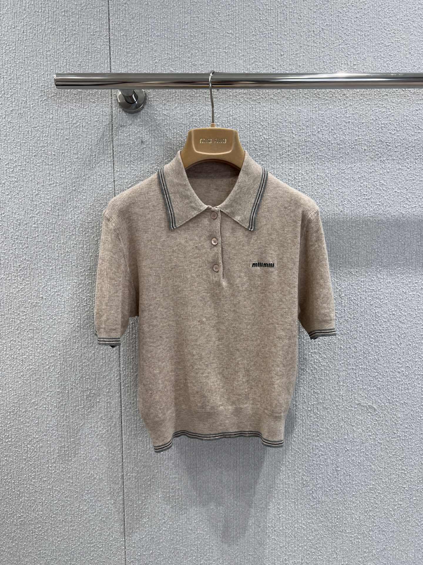 NO:436983,Support replacement Mium*u 25 spring and summer new product, letter micro-label polo collar short-sleeved knitted top | Exclusive yb development!  High-end production!  Must rush!  A super soft and breathable knitted top, a beautiful contrasting color design, simple and stylish, imported ultra-fine knitted, sports and leisure academy style~ it is very tunable when worn alone or layered!  Highly recommend the order-scoring speed!  S/M/L real photos, miumiu, T-shirt, alexander wang19860909支持换款 Mium*u 25春夏新品 字母微标polo领短袖针织上衣丨独家yb开发！高版出品！一定要冲！超级软糯透气的一件针织上衣 好耐看的撞色设计 简约又有格调 进口超细针针织而成 运动休闲学院风～单穿或叠穿都很有调调！强烈推荐砸单速度！现货发售 S/M/L实拍细节图,,miumiu,T-shirt,alexander wang,Women's clothing