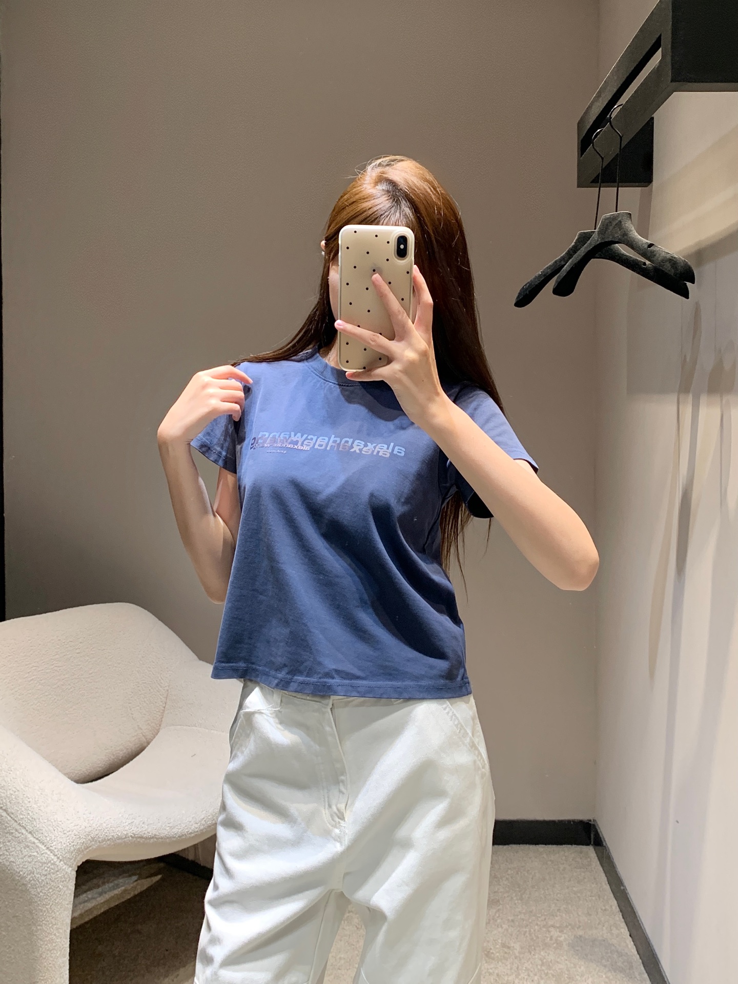 NO:428969,Alexand*r wang 25Ss spring and summer new style, letter round neck short-sleeved T-shirt丨Exclusive high-end production!  Made of gram-weight pure cotton, full of drape, presents a slimming visual effect, uses washing technology to restore colors, the letters on the chest outline the brand logo pattern of the floral body, collide with the color of the big body, fashionable and high-end feel, create a personal style, fashionable and relaxed, single wear, and stylish, and the inner wear is very fashionable. S/M/L, T-shirt,tees, t-shirt,alexander wang19860909Alexand*r wang 25Ss春夏新款 字母圆领短袖T恤丨独家高版出品！采用克重纯棉制成 垂坠感十足 呈现显瘦视觉效果 利用水洗工艺还原色 胸前字母勾勒出花体品牌徽标图案 与大身颜色碰撞 时尚高级感立现 打造个性风格 时髦松弛 单穿内搭都出彩时髦 现货发售S/M/L,,T-shirt,tees，t-shirt,alexander wang,Women's clothing