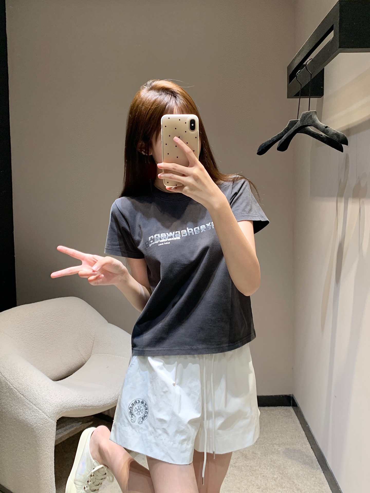 NO:428932,Alexand*r wang 25Ss spring and summer new style, letter round neck short-sleeved T-shirt丨Exclusive high-end production!  Made of gram-weight pure cotton, full of drape, presents a slimming visual effect, uses washing technology to restore colors, the letters on the chest outline the brand logo pattern of the floral body, collide with the color of the big body, fashionable and high-end feel, create a personal style, fashionable and relaxed, single wear, and stylish, and the inner wear is very fashionable. S/M/L, T-shirt,tees, t-shirt,alexander wang19860909Alexand*r wang 25Ss春夏新款 字母圆领短袖T恤丨独家高版出品！采用克重纯棉制成 垂坠感十足 呈现显瘦视觉效果 利用水洗工艺还原色 胸前字母勾勒出花体品牌徽标图案 与大身颜色碰撞 时尚高级感立现 打造个性风格 时髦松弛 单穿内搭都出彩时髦 现货发售S/M/L,,T-shirt,tees，t-shirt,alexander wang,Women's clothing