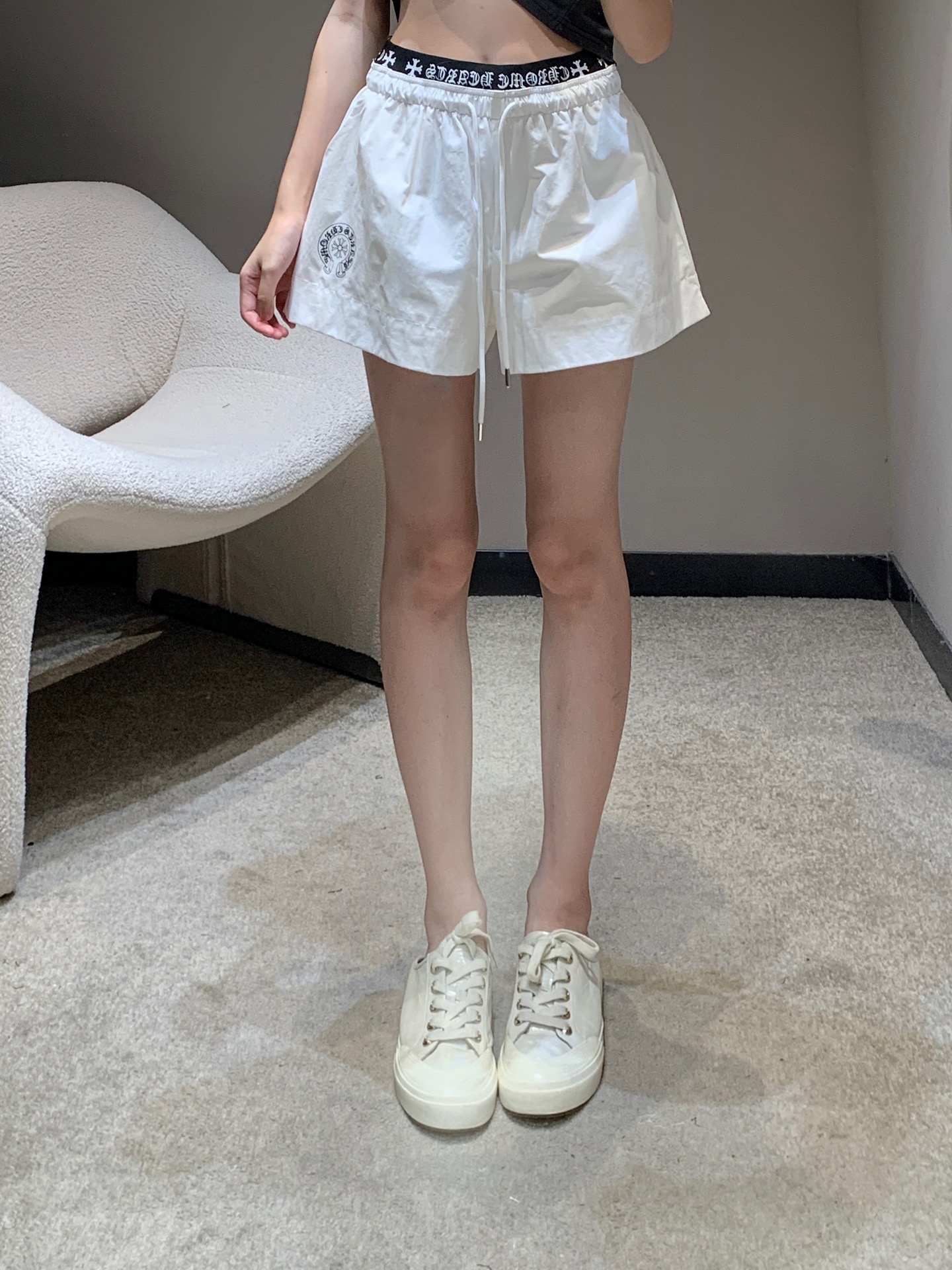 NO:429484,Chorme heart* 25ss Spring and Summer New Style Cross Print Spliced ​​High-waist Loose Shorts丨Exclusive High Edition Production!  Classic high-waisted small A-line style tailoring design, slimming and tall, beautiful lines that fit the waist and hips, long legs in minutes, very fashionable and versatile, and easy to grasp the advanced aura [666] Slimming and versatile, with perfect details!  Fashion items that cannot be refused~ Sisters!  Bounce!  S/M/L, shorts,alexander wang19860909Chorme heart* 25ss春夏新款 十字架印花拼接高腰宽松短裤丨独家高版出品！经典高腰小A字版型剪裁设计 显瘦显高 贴合腰臀的线条优美 穿上分分钟大长腿 非常时髦百搭 高级气场轻松拿捏[666]显瘦百搭绝绝子 细节完美到位！无法拒绝的时尚单品～姐妹们！冲冲冲！现货发售 S/M/L,,shorts,alexander wang,Women's clothing