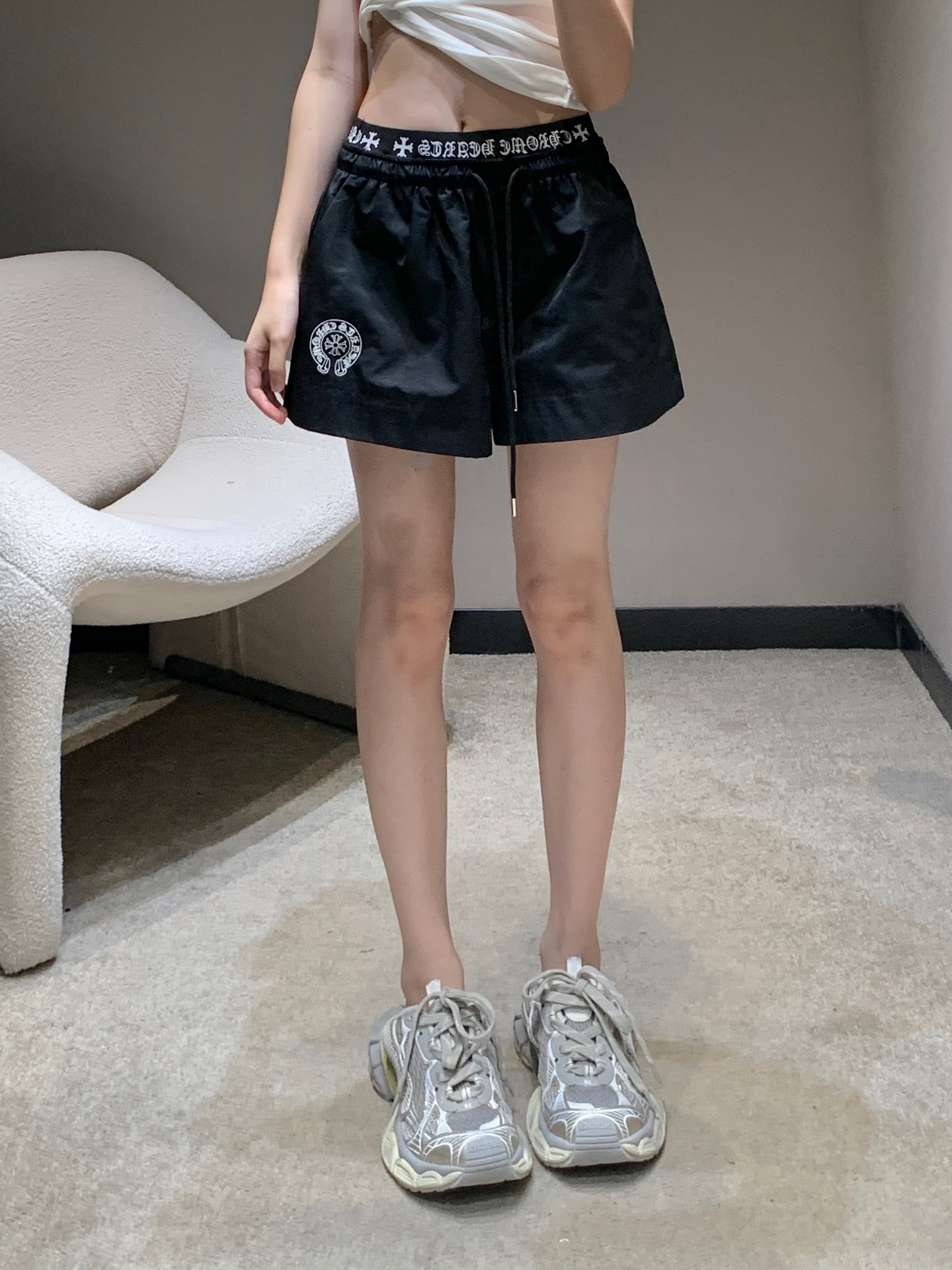 NO:429494,Chorme heart* 25ss Spring and Summer New Style Cross Print Spliced ​​High-waist Loose Shorts丨Exclusive High Edition Production!  Classic high-waisted small A-line style tailoring design, slimming and tall, beautiful lines that fit the waist and hips, long legs in minutes, very fashionable and versatile, and easy to grasp the advanced aura [666] Slimming and versatile, with perfect details!  Fashion items that cannot be refused~ Sisters!  Bounce!  S/M/L, shorts,alexander wang19860909Chorme heart* 25ss春夏新款 十字架印花拼接高腰宽松短裤丨独家高版出品！经典高腰小A字版型剪裁设计 显瘦显高 贴合腰臀的线条优美 穿上分分钟大长腿 非常时髦百搭 高级气场轻松拿捏[666]显瘦百搭绝绝子 细节完美到位！无法拒绝的时尚单品～姐妹们！冲冲冲！现货发售 S/M/L,,shorts,alexander wang,Women's clothing