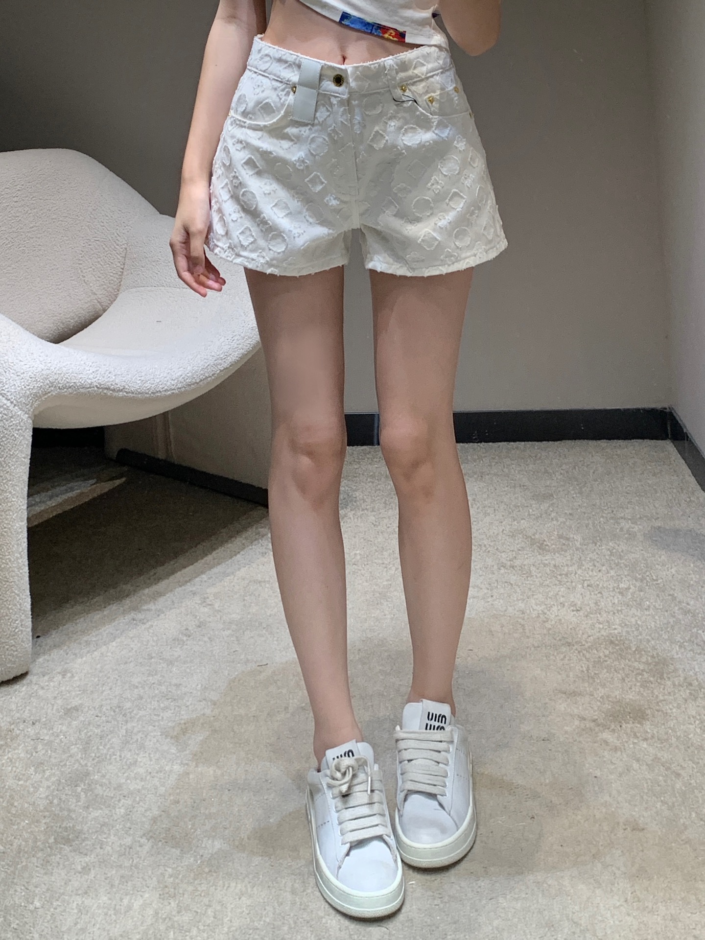 NO:429458,LouisVuit*on 25Ss spring and summer new style full-print jacquard white denim shorts丨Exclusive high-end production!  Customized YB twill cotton fabric, jacquard full-print design, good breathability, soft and skin-friendly, high-waist zipper symmetrical pocket, three-dimensional jacquard texture highlights style, full of light and luxurious, fashionable and high-end upper body, slimming and long legs, versatile tool, not picky for people to wear, can be used in any body shape, S/M/L,,louis vuitton, shorts, alexander wang19860909LouisVuit*on 25Ss春夏新款 满印提花白色牛仔短裤丨独家高版出品！定制YB斜纹棉面料 提花满印设计 透气性佳 柔软亲肤 高腰拉链对称口袋 立体提花肌理彰显格调 轻奢感十足 上身时髦又高级 显瘦显腿长 百搭利器 不挑人穿 任何身形都可驾驭 现货发售S/M/L,,louis vuitton,shorts,alexander wang,Women's clothing