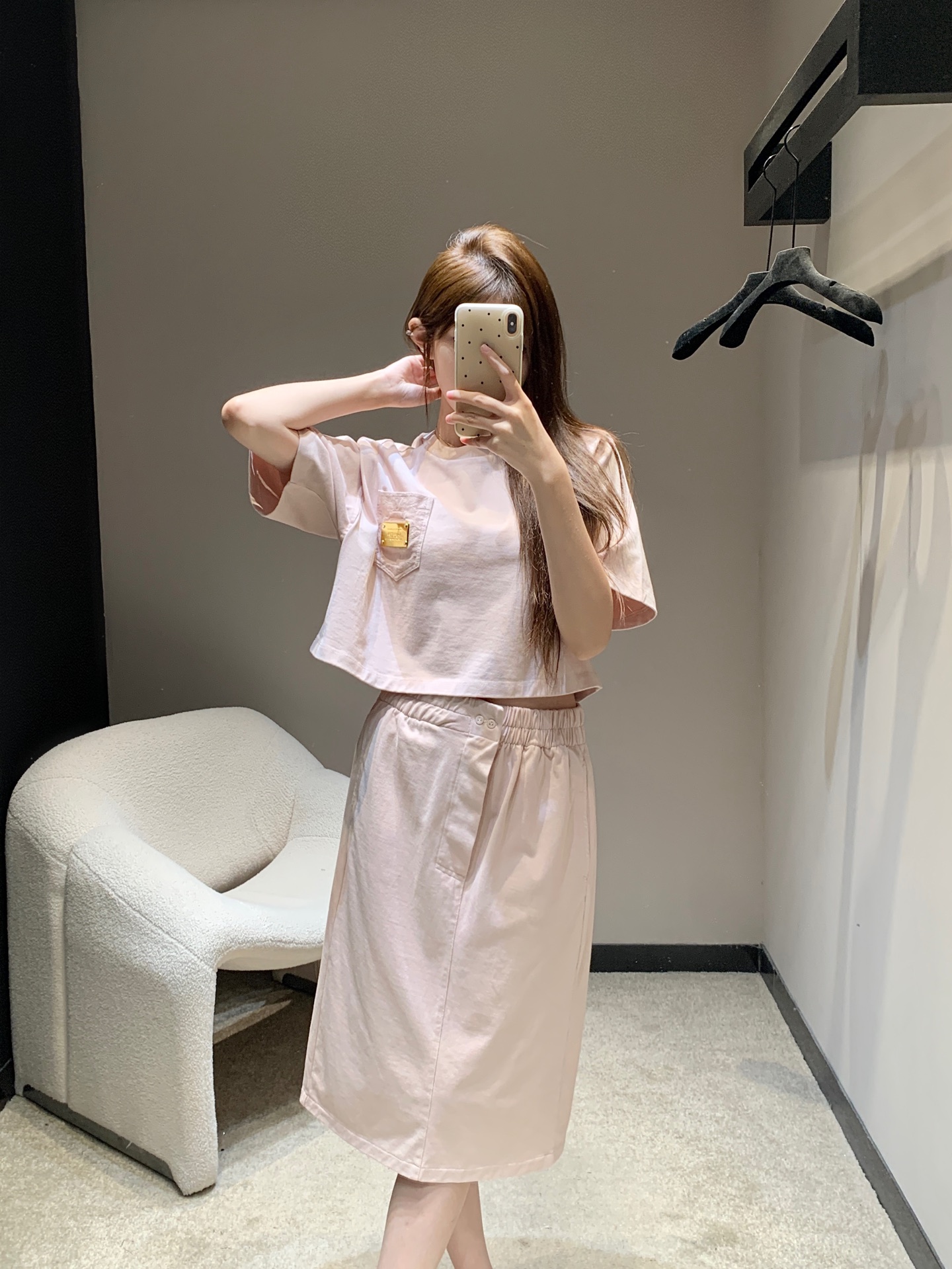 NO:428919,LouisVuit*on 25Ss Spring and Summer New Model Metal Letter Signature Round Neck Short Sleeve T-shirt + Nameplate Skirt Set | Exclusive yb development!  High-end production!  This T-shirt is made of soft and breathable cotton knitted for casual silhouettes and ribbed round necks, making it a comfortable and daily choice. The whole set of customized metal nameplate embellishments on the chest patch pockets are recommended~ The workmanship quality depends on the details. S/M/L is available in stock, louis vuitton, skirts, T-shirt, tees, t-shirt, alexander wang19860909LouisVuit*on 25Ss春夏新款 金属字母标牌圆领短袖T恤+铭牌半身裙套装丨独家yb开发！高版出品！本款T恤取材柔软透气的棉质针织为休闲廓形搭配罗纹圆领,成就舒适日常佳选.胸前贴袋点缀定制金属铭牌整套搭配更推荐～做工品质看细节.现货发售S/M/L,,louis vuitton,skirts,T-shirt,tees，t-shirt,alexander wang,Women's clothing