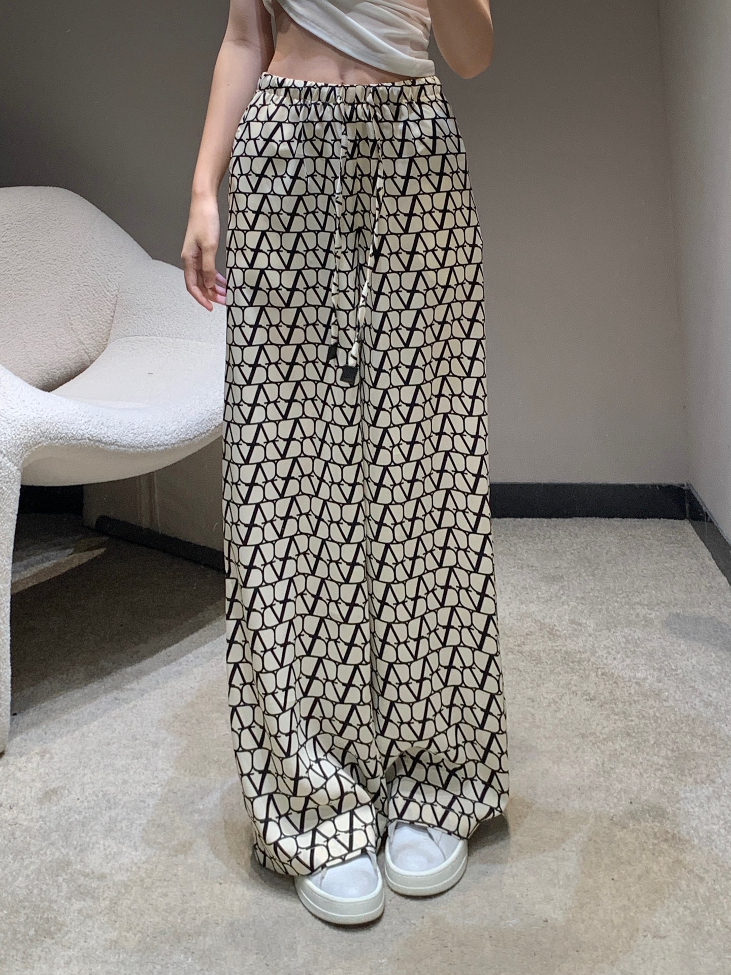 NO:429514,Valentin* 25ss Spring and Summer New Style Letter Print Elastic Waist Wide Leg Pants | Exclusive High-end Production!  Drawstring elastic waist, wear is not awkward and inclusive, and it is slim and outlines the perfect figure. It is comfortable to wear with silk, fashionable and fashionable, versatile and not picky. S/M/L, valentino, alexander wang19860909Valentin* 25ss春夏新款 字母印花松紧腰阔腿裤丨独家高版出品！抽绳松紧腰 穿搭进出不尴尬包容性极好 显瘦勾勒完美身材 丝质穿着舒适抽绳腰头 时髦洋气 百搭不挑人 现货发售S/M/L,,valentino,alexander wang,Women's clothing