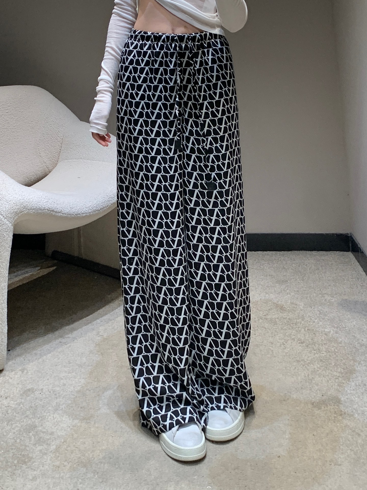 NO:429504,Valentin* 25ss Spring and Summer New Style Letter Print Elastic Waist Wide Leg Pants | Exclusive High-end Production!  Drawstring elastic waist, wear is not awkward and inclusive, and it is slim and outlines the perfect figure. It is comfortable to wear with silk, fashionable and fashionable, versatile and not picky. S/M/L, valentino, alexander wang19860909Valentin* 25ss春夏新款 字母印花松紧腰阔腿裤丨独家高版出品！抽绳松紧腰 穿搭进出不尴尬包容性极好 显瘦勾勒完美身材 丝质穿着舒适抽绳腰头 时髦洋气 百搭不挑人 现货发售S/M/L,,valentino,alexander wang,Women's clothing