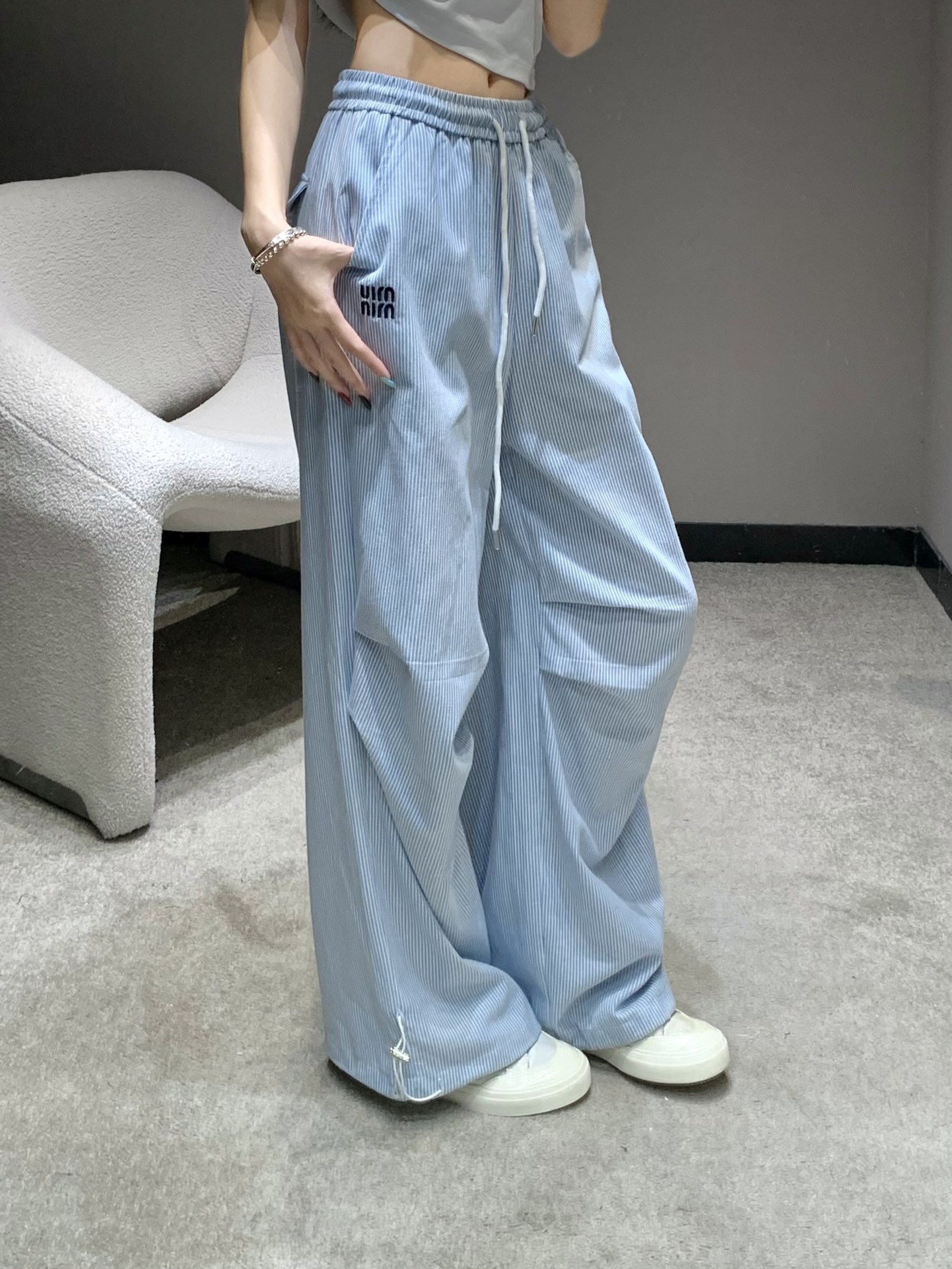 NO:429515,Miumi*25Ss spring and summer new style, letter embroidered striped elastic waist wide-leg pants | Exclusive high-end production!  Impact visual effects: the visual feeling is touching at a glance!  The upper body’s temperament makes you beautiful without any effort. The styling is very good. It’s super good to take photos and make a movie. It’s really suitable to wear it when you go shopping!  The high waist, wide legs, straight and straight style, the long legs are ranked first in the visual effect, which can well modify the leg shape, create a comfortable and lazy atmosphere, and be more casual and practical. Tired of solid-color pants in the closet. Let’s break the routine with striped pants~ sisters!  A hit product that must not be missed!  Get it now!  S/M/L, miumiu, alexander wang19860909Miumi*25Ss春夏新款 字母刺绣条纹松紧腰阔腿裤丨独家高版出品！冲击视觉效果一眼心动的即视感！上身气质感绝了让你美毫不费力的那种 造型感满分特别好搭配 拍照超级出片 出街逛街穿真的很合适！高腰阔腿直筒的版型 长腿拉长视觉效果第一名 可以很好的修饰腿型 打造舒适慵懒的氛围 更加休闲实穿 厌倦了衣橱里的纯色裤子 来一条打破常规的条纹裤吧～姐妹们！绝对不能错过的爆款！赶快入手吧！现货发售S/M/L,,miumiu,alexander wang,Women's clothing