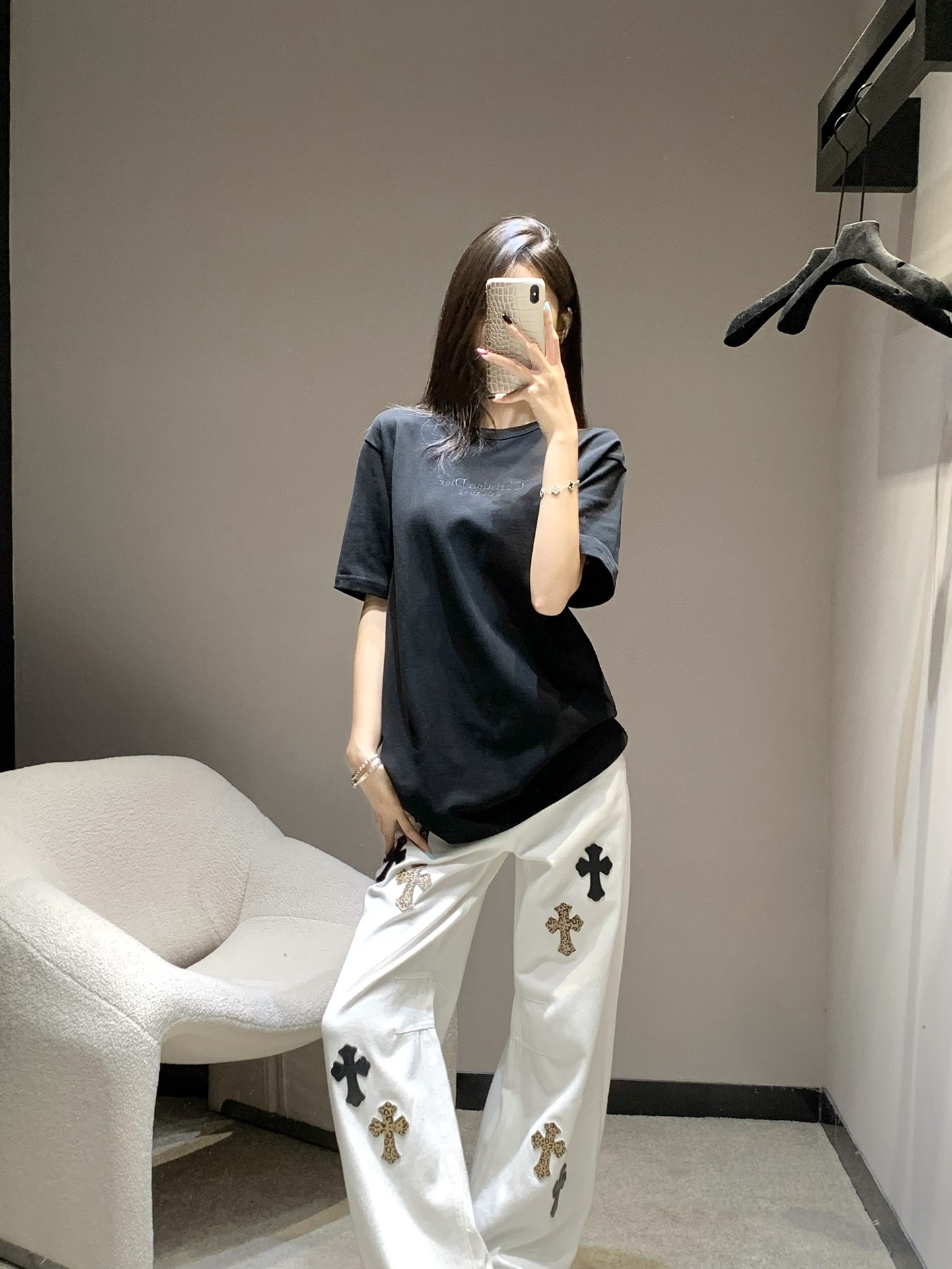 NO:430883,Dio* 25fw early autumn new style letter embroidered round neck short-sleeved T-shirt丨Exclusive yb development!  High-end production!  The classic small round neck design is simple and easy to wear. It is very eye-catching when walking on the street, pure cotton material and oversize style are simply too easy to wear!  Both appearance and comfort!  You will definitely be awesome when you get it. It is really eye-catching. S/M/L is available in stock, dior, versace, T-shirt, tees, t-shirt, alexander wang19860909Dio* 25fw早秋新款 字母刺绣圆领短袖T恤丨独家yb开发！高版出品！经典小圆领设计简洁好穿 走在街上吸睛度满分纯棉材质配合oversize版型简直不要太好穿！颜值与舒适兼具！你们拿到手一定会绝绝子 真的让人眼前一亮 现货发售S/M/L,,dior,versace,T-shirt,tees，t-shirt,alexander wang,Women's clothing