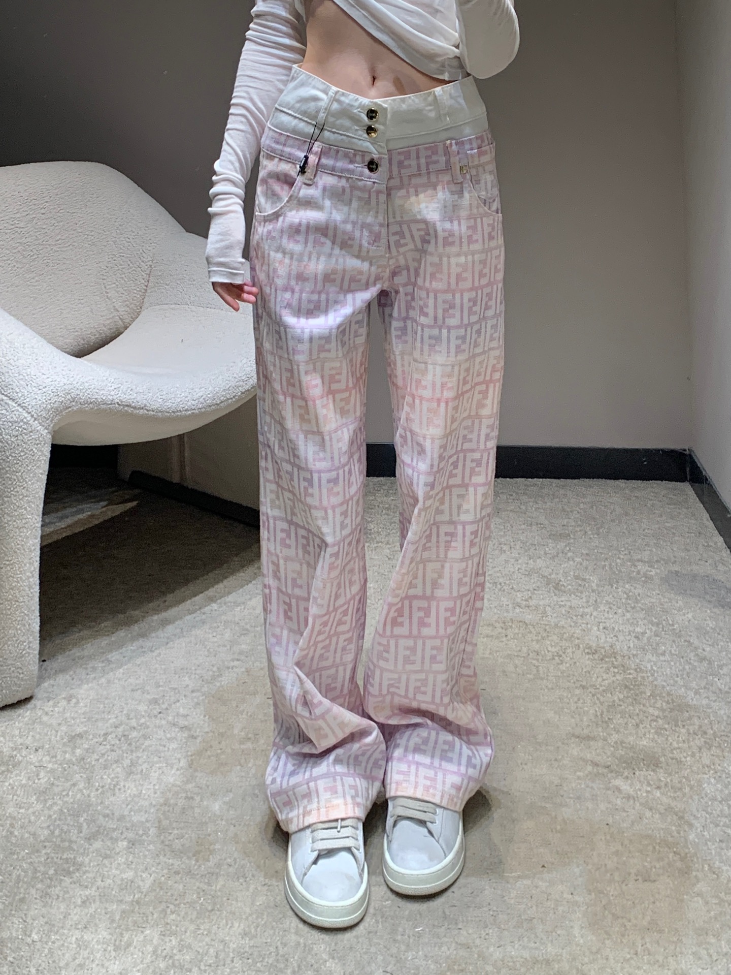 NO:430319,Fend* 25Ss Spring and Summer New Style Colorful Letter Jacquard Straight Jeans Trousers | Exclusive High-end Production!  Use imported denim cotton fabric. The fabric is delicate, soft and comfortable. Soft and comfortable. Comfortable. Three-piece buckle design. The three-dimensional cut style is versatile and slimming. It can instantly lengthen the body proportions. Color embroidered letter jacquard design. It is very suitable for summer color matching. Custom hardware accessories~S/M/L on sale in stock, fendi, alexander wang19860909Fend* 25Ss春夏新款 彩色字母提花直筒牛仔长裤丨独家高版出品！采用进口牛仔棉面料 面料细腻柔软舒适 柔软舒适的触感 上身舒服 三粒扣设计 立体裁剪版型百搭又显瘦 能瞬间拉长身材比例 彩色刺绣字母提花设计 很适合夏天的配色耶 定制五金配件~现货发售S/M/L,,fendi,alexander wang,Women's clothing