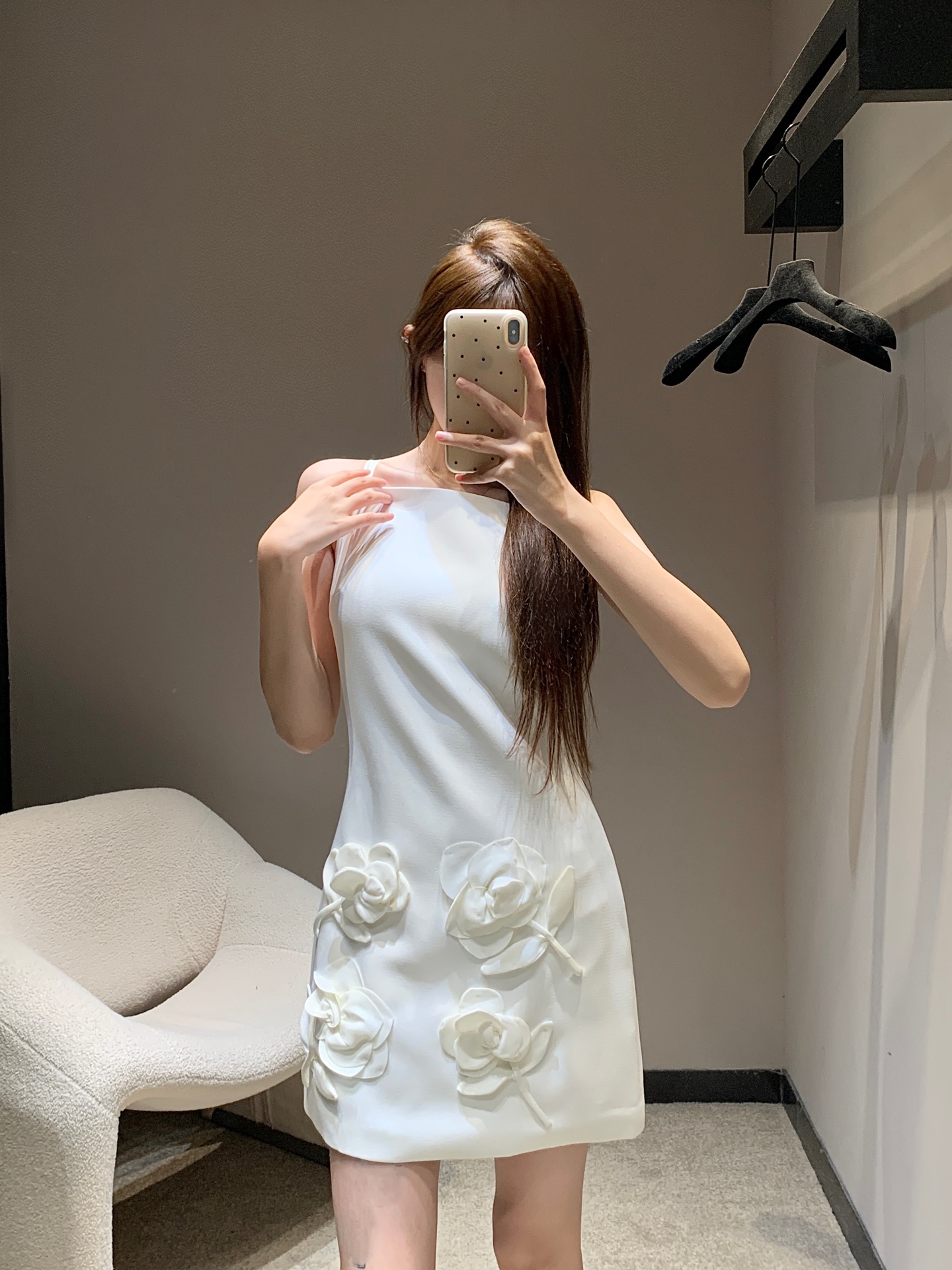 NO:430885,Valen*tino 25Ss spring and summer new style three-dimensional flower suspender dress丨Exclusive high-end production!  Very exquisite workmanship, every detail is carefully ~ Whether it is going to the beach for a vacation or attending a friend's party, you can become the focus of everyone's attention. Paired with a pair of white shoes or sandals, you can easily create a fresh and cute summer look. S/M/L is available in stock, valentino, sandals, skirts, alexander wang19860909Valen*tino 25Ss春夏新款 立体花朵吊带连衣裙丨独家高版出品！非常精致的做工,每处细节都敲用心~无论是去海边度假,还是参加朋友的聚会,都能让你成为众人瞩目的焦点.搭配一双小白鞋或者凉鞋,就能轻松打造出清新可爱的夏日造型.现货发售S/M/L,,valentino,sandals,skirts,alexander wang,Women's clothing