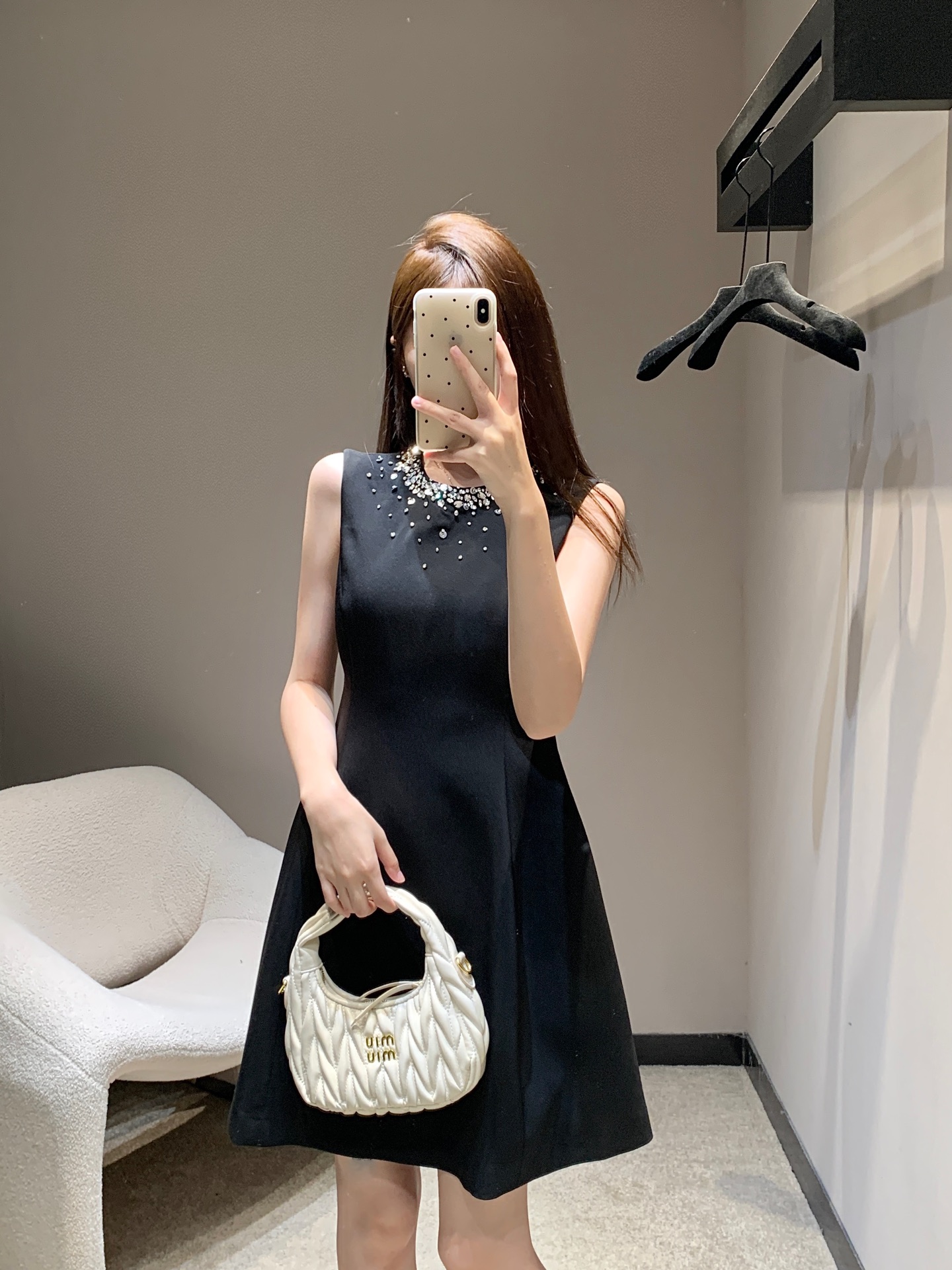 NO:430893,Miumi* 25Ss spring and summer new style pure handmade beaded high-end vest dress | Exclusive high-end production!  Super recommended classic and versatile little black skirt. Whether it is the cut or the workmanship details, it is very good. It is age-reducing and retro, slimming and not wearing a body, pure and fairy, absolutely amazing at the party venue. S/M/L,,miumiu, skirts, alexander wang19860909Miumi* 25Ss春夏新款 纯手工钉珠高级感背心连衣裙丨独家高版出品！经典百搭小黑裙超级推荐 不管是版型的剪裁或者做工细节都很到位 减龄又复古 显瘦又不会包身 又纯又仙 聚会场合绝对惊艳 现货发售 S/M/L,,miumiu,skirts,alexander wang,Women's clothing