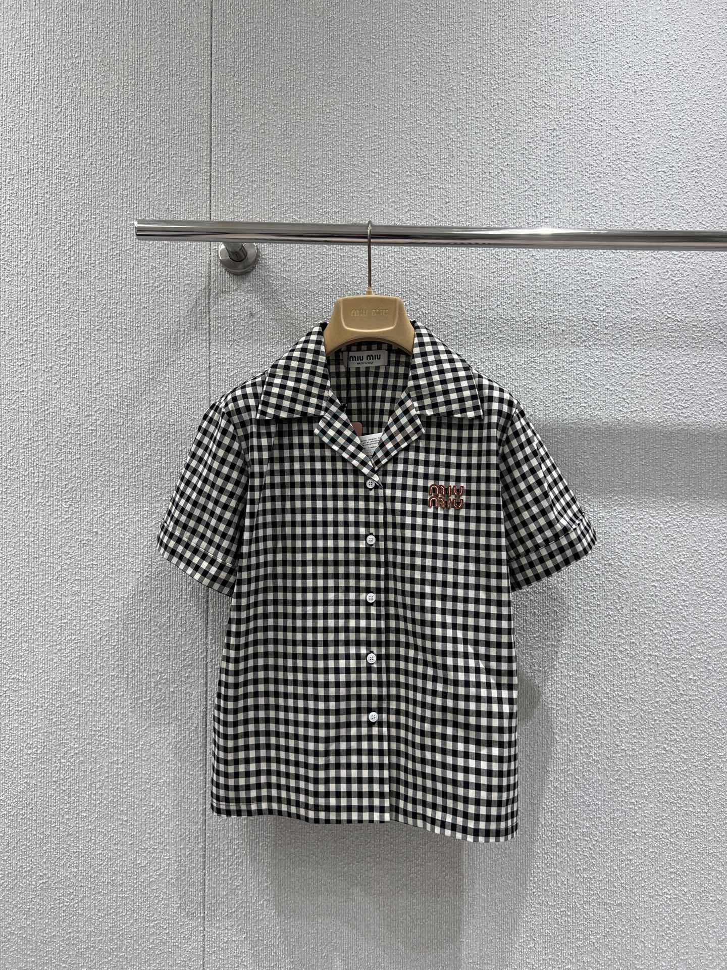 NO:534846,Support replacement Miumi* 25Ss spring and summer new style black and white small plaid short-sleeved shirt丨Exclusive yb development!  High-end production!  Customized light and thin colored plaid cotton fabric, flat and delicate cloth, skin-friendly, breathable and wrinkle-free, and has a super good texture!  Plaid summer half-sleeved shirt, retro Vichy black and white plaid elements are never out of date, simple loose shirt style cut, single-breasted closure on the front, brown leather logo on the chest adds highlights, and the details inside and outside are very OK. Paired with shorts or skirts to create a cool summer outfit!  S/M/L real photos of S/M/L are available in stock, miumiu, skirts, shorts, shirts, T-shirts, alexander wang19860909支持换款 Miumi* 25Ss春夏新款 黑白小格子短袖衬衫丨独家yb开发！高版出品！定制轻薄色织格子棉布面料,平整细腻布面,亲肤透气不易皱,质感超好！格子控的夏日半袖衬衫,复古维希黑白格纹元素永不过时,简约宽松衬衫版型裁剪,正面单排扣开合,胸口饰棕色皮革logo徽标增添亮点,里外细节做工都很OK,搭配短裤或者半裙打造清凉夏日穿搭！现货发售S/M/L实拍细节图,,miumiu,skirts,shorts,shirts,T-shirt,alexander wang,Women's clothing