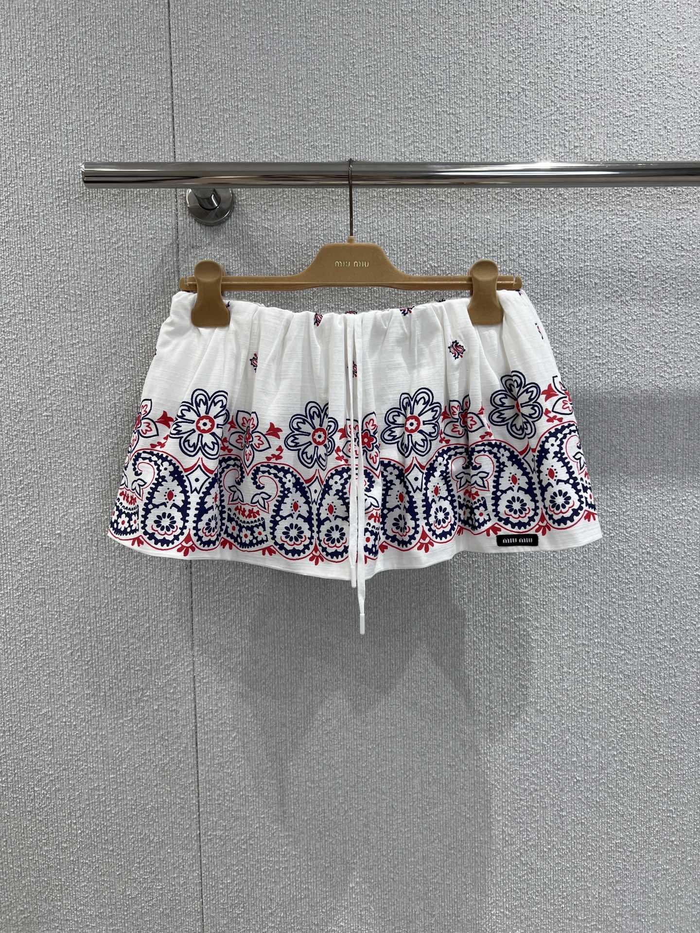 NO:483637,Half a MiuMi* 25Ss spring and summer new style Hawaiian vacation style small suspender elastic waist bud short skirt set | Exclusive yb development!  High-end production!  Fully positioned printed patterns full of summer atmosphere!  Custom imported pure cotton fabric has a great texture. The elastic waist lace design is a classic style, which makes the upper body look slimming!  Lazy and casual high-end items create a pear-shaped outfit!  It is sweet or salty and has a versatile temperament that is not picky!  Workmanship quality depends on the details. S/M/L real photos of S/M/L are sold in stock, miumiu, skirts, alexander wang19860909半a MiuMi* 25Ss春夏新款 夏威夷度假风气质小吊带松紧腰花苞短半裙套装丨独家yb开发！高版出品！全定位印花图案满满的夏日气息！定制进口纯棉面料质感超赞.松紧腰系带设计经典版型上身巨显瘦！慵懒随性的高级单品打造梨形身材的穿搭天菜！可甜可盐气质百搭不挑人！做工品质看细节.现货发售S/M/L实拍细节图,,miumiu,skirts,alexander wang,Women's clothing