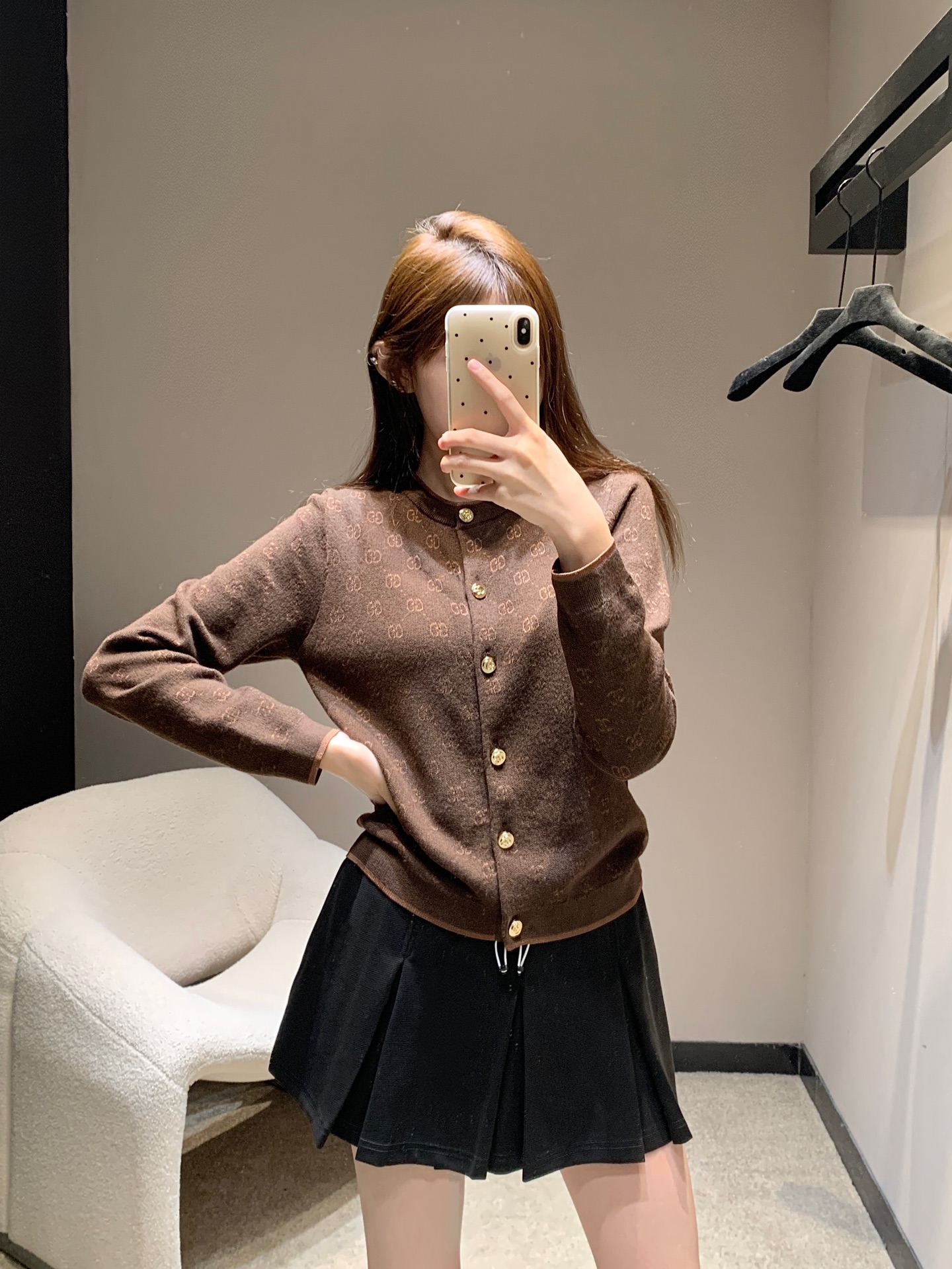 NO:431688,Gucc* 25Fw early autumn new style, brown presbyterian logo round neck knitted cardigan丨Exclusive high-end product!  Very design-oriented. A cardigan that high-quality women must have. A fashionable style and high-quality materials can make you look truly fashionable. Combined with hand sewing, create a perfect style for sale in stock. S/M/L, gucci, alexander wang19860909Gucc* 25Fw早秋新款 咖色老花满logo圆领针织开衫丨独家高版出品！非常有设计感 高质量女性必须要有的一件开衫 时髦版型加高级材质才能穿出真正时髦感 结合手工缝制 打造完美版型现货发售S/M/L,,gucci,alexander wang,Women's clothing