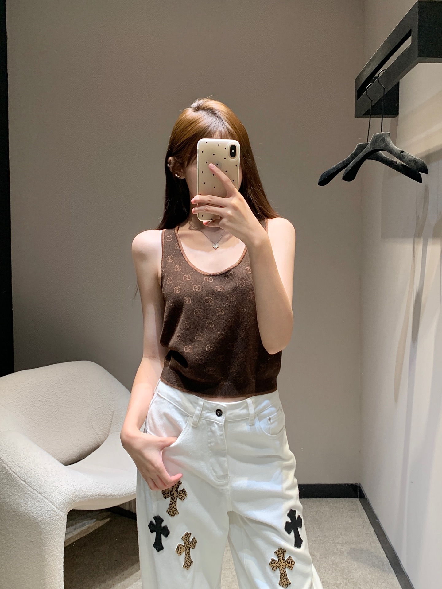 NO:431676,Gucc* 25Fw early autumn new style, brown presbyterian logo knitted vest丨Exclusive high-end production!  Very design-oriented. A vest that high-quality women must have. A fashionable style and high-quality materials can make you look truly fashionable. Combined with hand sewing, create a perfect style for sale in stock. S/M/L, gucci, alexander wang19860909Gucc* 25Fw早秋新款 咖色老花满logo针织背心丨独家高版出品！非常有设计感 高质量女性必须要有的一件背心 时髦版型加高级材质才能穿出真正时髦感 结合手工缝制 打造完美版型现货发售S/M/L,,gucci,alexander wang,Women's clothing