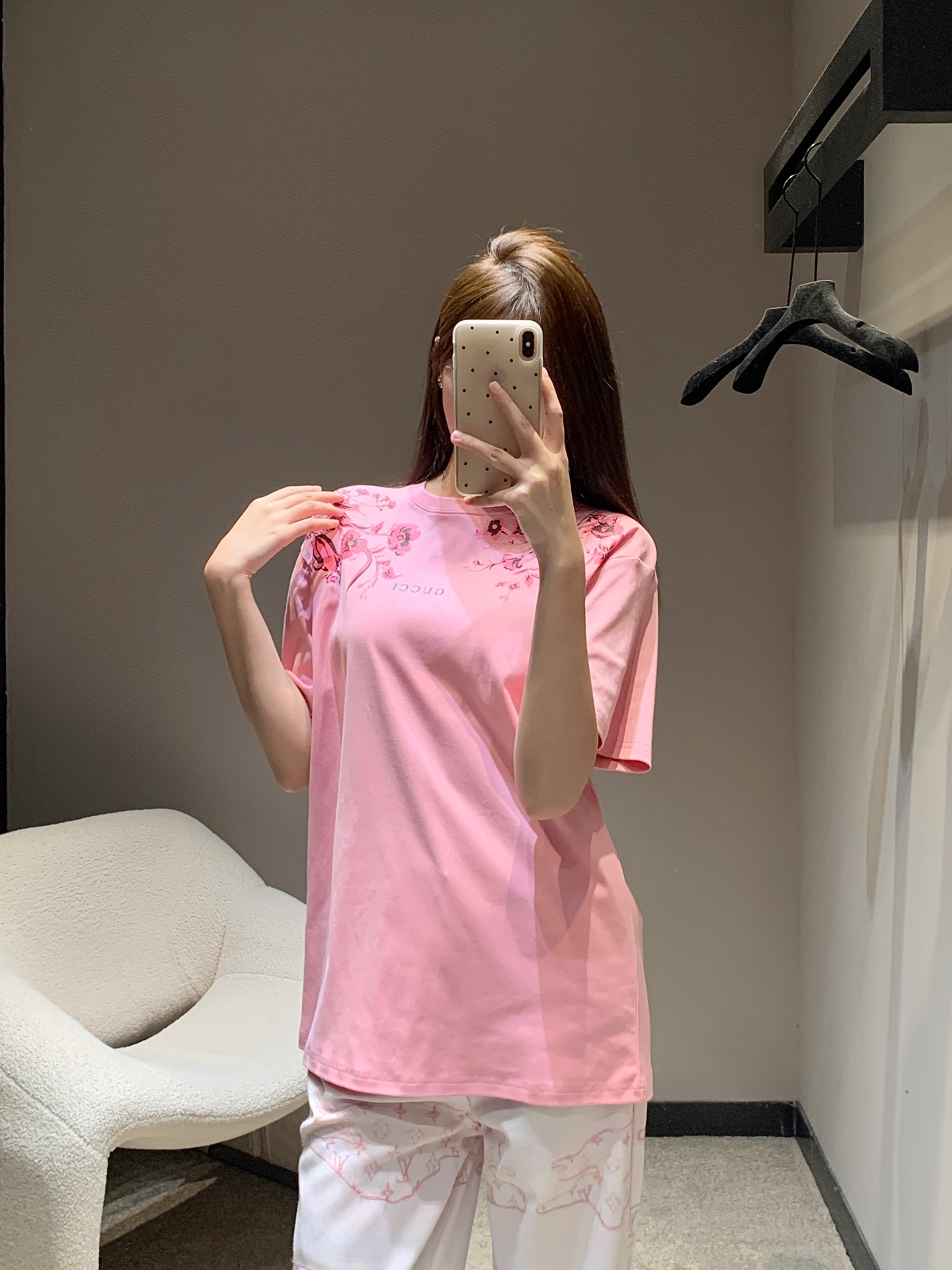 NO:431656,Gucc* 25Ss Spring and Summer New Style Flower Printed Round Neck Short Sleeve T-shirt | Exclusive yb development!  High-end production!  Loose short-sleeved T-shirt cut to highlight the brand style. Made of gram-weight pure cotton, full of drape, presenting a slim visual effect. Use printing technology and contrasting colors to outline the three-dimensional style of flowers, vines and brand letter logo patterns to enhance brand identity. Fashionable and high-end feel instantly created to create a personal style. Fashionable and relaxed. Single-wear inner wear is brilliant and fashionable. S/M/L, gucci, T-shirt,tees, t-shirt,alexander wang19860909Gucc* 25Ss春夏新款 花朵印花圆领短袖T恤丨独家yb开发！高版出品！宽松短袖T恤裁剪 凸显品牌格调 采用克重纯棉制成 垂坠感十足 呈现显瘦视觉效果 利用印花工艺和撞色勾勒出立体风格的花朵藤蔓和品牌字母徽标图案 加强品牌标识度 时尚高级感立现 打造个性风格 时髦松弛 单穿内搭都出彩时髦 现货发售S/M/L,,gucci,T-shirt,tees，t-shirt,alexander wang,Women's clothing