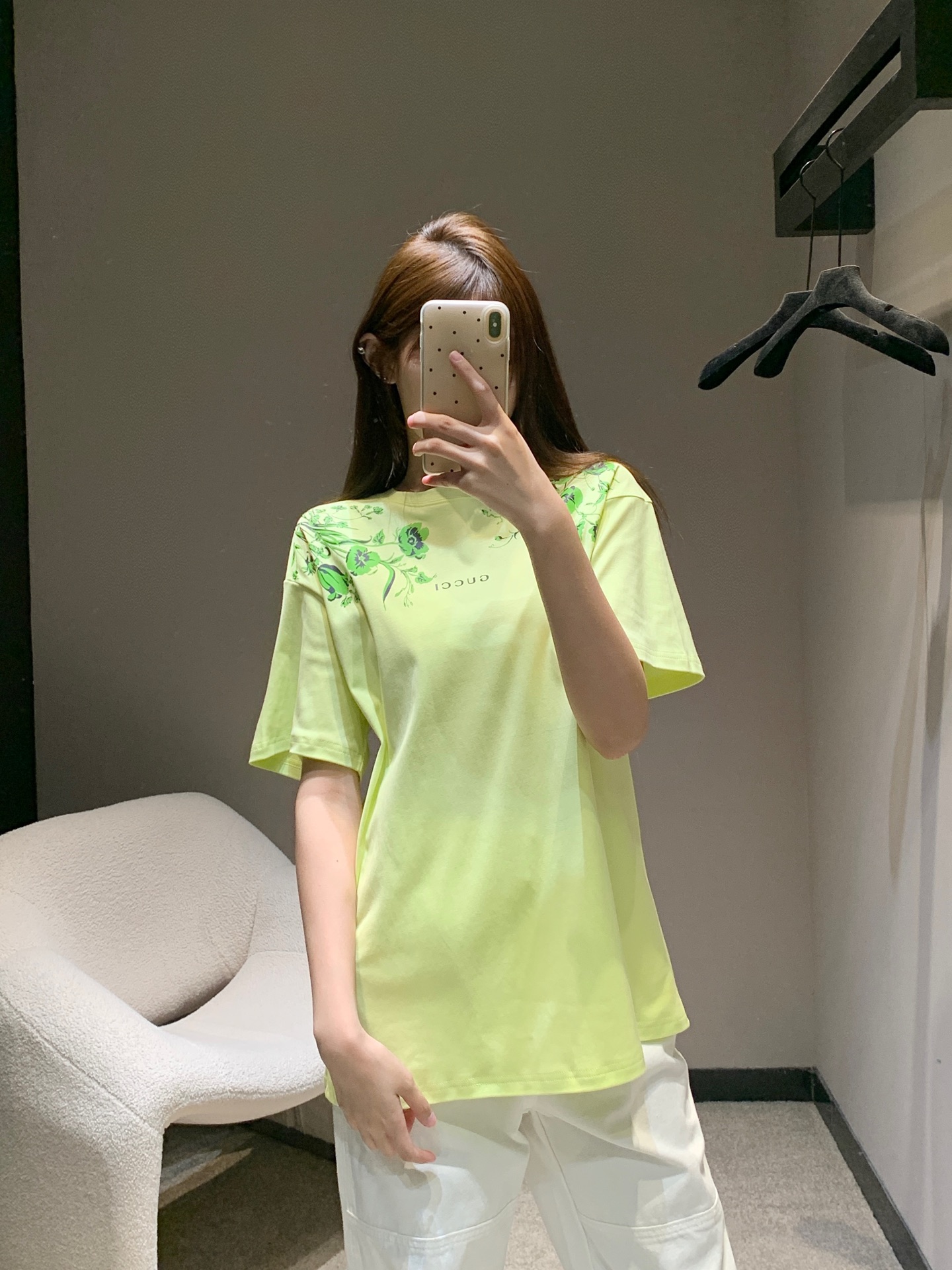 NO:431664,Gucc* 25Ss Spring and Summer New Style Flower Printed Round Neck Short Sleeve T-shirt | Exclusive yb development!  High-end production!  Loose short-sleeved T-shirt cut to highlight the brand style. Made of gram-weight pure cotton, full of drape and slim visual effect. Use printing technology and contrasting colors to outline three-dimensional style flowers, vines and brand letter logo patterns to enhance brand identity. Fashionable and high-end feel instantly created to create a personal style. Fashionable and relaxed. Single-wear inner wear is brilliant and fashionable. S/M/L, gucci, T-shirt,tees, t-shirt,alexander wang19860909Gucc* 25Ss春夏新款 花朵印花圆领短袖T恤丨独家yb开发！高版出品！宽松短袖T恤裁剪 凸显品牌格调 采用克重纯棉制成 垂坠感十足 呈现显瘦视觉效果 利用印花工艺和撞色勾勒出立体风格的花朵藤蔓和品牌字母徽标图案 加强品牌标识度 时尚高级感立现 打造个性风格 时髦松弛 单穿内搭都出彩时髦 现货发售S/M/L,,gucci,T-shirt,tees，t-shirt,alexander wang,Women's clothing