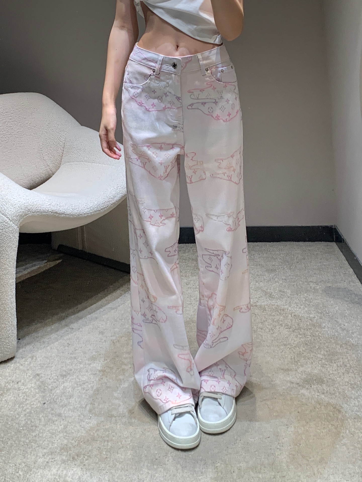 NO:431646,Louis Vuitto* 25Ss Spring and Summer New Style Colorful Pattern Jacquard Denim Trousers | Exclusive High-end Production!  Imported denim cotton fabric is soft and comfortable, with slim texture and colorful jacquard design that shows fashionable temperament!  Three-dimensional trouser, slim and long legs, custom hardware accessories quality depends on details~ S/M/L,,louis vuitton,alexander wang19860909Louis Vuitto* 25Ss春夏新款 彩色图案提花牛仔长裤丨独家高版出品！进口牛仔棉面料 柔软舒适 质感显瘦兼备 彩色提花设计时髦显气质！裤身立体裁剪 版型显瘦显腿长 定制五金配件品质看细节~现货发售S/M/L,,louis vuitton,alexander wang,Women's clothing