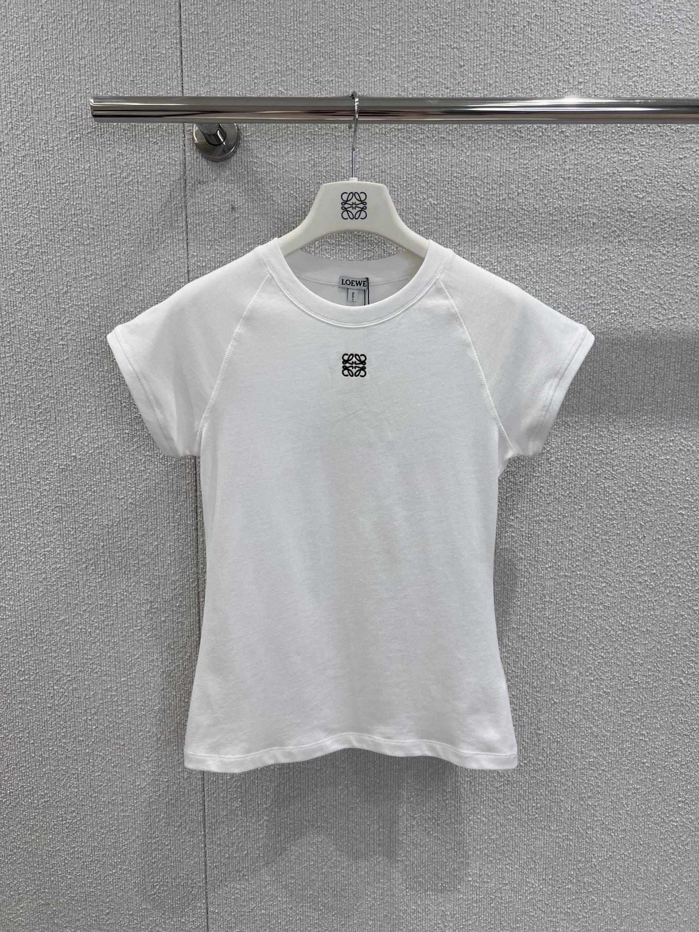 NO:436587,Support replacement Loew* 25Ss spring and summer new style, limited and fashionable hot T-shirts in summer | Exclusive yb development!  High-end production!  A classic model that is sold simultaneously with imported pure cotton cabinets. A magical tool for daily matching!  White and rich beauty must be worn in the inner wear low-key and luxurious. The customized fabric has a delicate and soft texture. The classic style is not picky about people and looks slim and versatile!  S/M/L real photos, loewe, tees, t-shirt, alexander wang19860909支持换款 Loew* 25Ss春夏新款 夏日限定时髦爆款T恤丨独家yb开发！高版出品！进口纯棉材质柜柜同步卖爆的经典款.日常搭配神器！白富美必入内搭低调奢华.定制面料质感细腻柔软.经典版型不挑人上身显瘦又百搭！现货发售S/M/L实拍细节图,,loewe,tees，t-shirt,alexander wang,Women's clothing