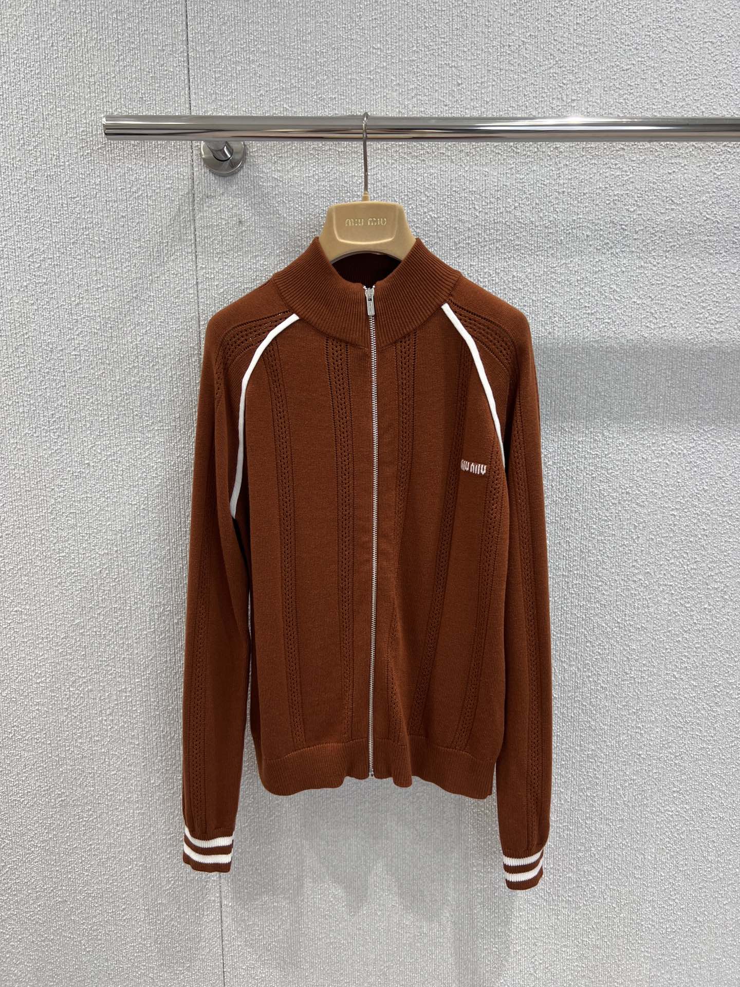 NO:502660,Support replacement Miumi* 25Fw early autumn new model, micro-label long-sleeved zipper knitted jacket | Exclusive high-end production!  Wool yarn weaving, soft and comfortable, fashionable and slim, long-sleeved knitted jacket cut, full-clad design zippers are convenient to put on and off, large body is in vertical hollow alternating raglan cuff lines, large body is in collision, threaded edge, full of exquisiteness, iconic letter logo decoration on the chest, showing the temperament of Miao's best, adding a gentle and literary atmosphere, perfect for random matching, S/M/L real-life details pictures, miumiu, jackets & coats, alexander wang19860909支持换款 Miumi* 25Fw早秋新款 微标长袖拉链针织外套丨独家高版出品！羊毛纱线织造 柔软舒适 洋气显瘦 长袖针织外套剪裁 全开襟设计拉链便利穿脱 大身以竖状镂空交替插肩袖口线条撞色 大身棕色形成碰撞 配合螺纹包边 精致度满分 胸前标志性字母徽标装饰 展现缪氏最拿手的气质学院风格 增添温柔文艺气息 随意搭配都完美 现货发售S/M/L实拍细节图,,miumiu,jackets & coats,alexander wang,Women's clothing