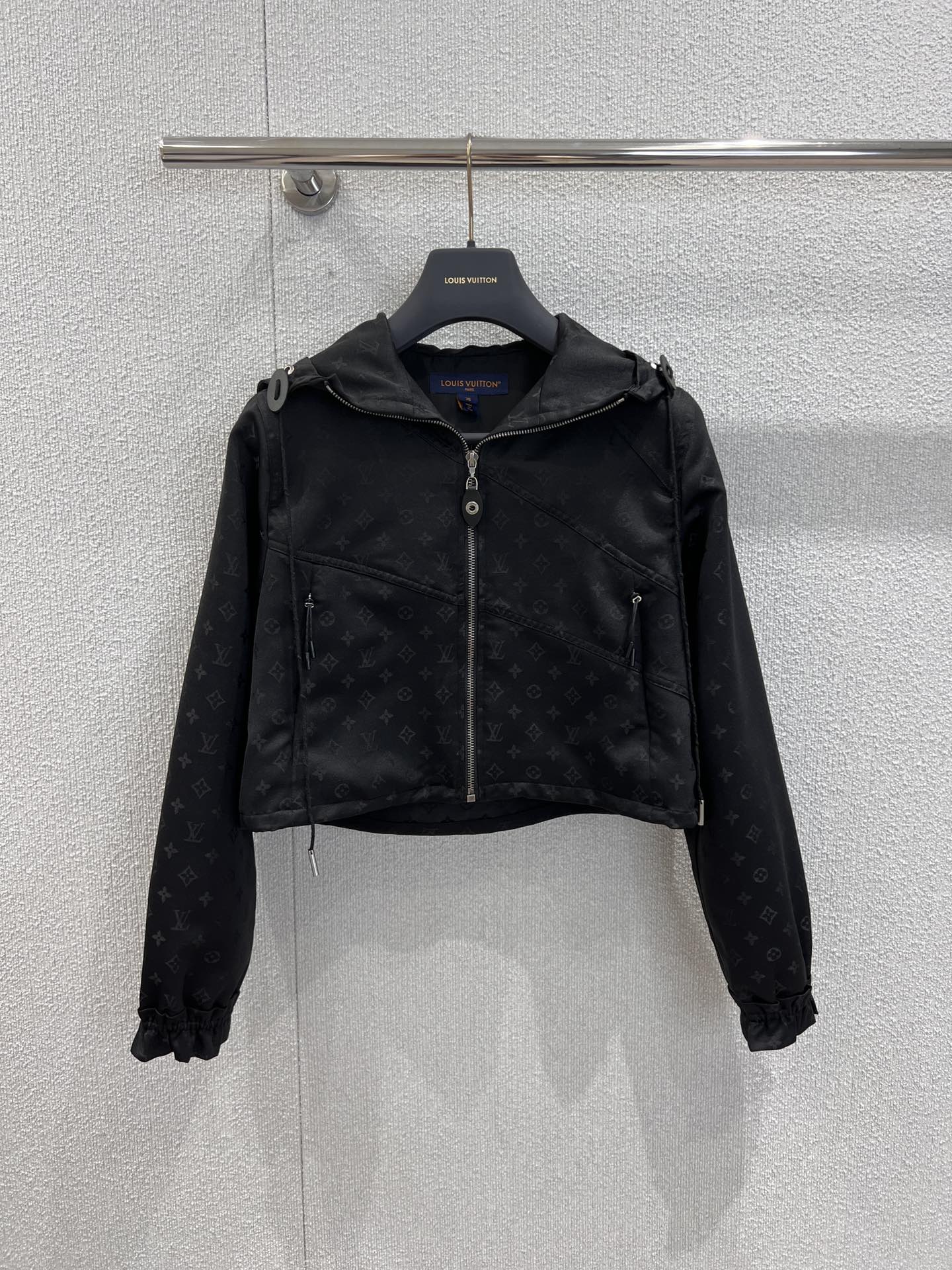 NO:436599,Support replacement Louis Vuitto* 25Fw early autumn new model MONOGRAM presbyopia short windproof jacket | Exclusive high-end production!  The whole body is iconic four-leaf clover letters and dark pattern jacquard logo, highlighting the brand tone, the cuffs are pressed and lace elastic, and the adjustment is lighter and flexible with the hat collar drawstring, adding a sense of styling. The wear rate is super high, and it is an absolutely versatile style!  S/M/L real photos of details, louis vuitton, jackets & coats, jackets & coats, hats, alexander wang19860909支持换款 Louis Vuitto* 25Fw早秋新款 MONOGRAM老花短款防风夹克外套丨独家高版出品！通体标志性四叶草字母暗纹提花徽标 彰显品牌调性 袖口压褶花边松紧设计 配合帽领抽绳调节更轻便灵活 增添造型层次感 实穿率超高, 绝对百搭的款式！现货发售S/M/L实拍细节图,,louis vuitton,jackets & coats,jackets & coats,hats,alexander wang,Women's clothing