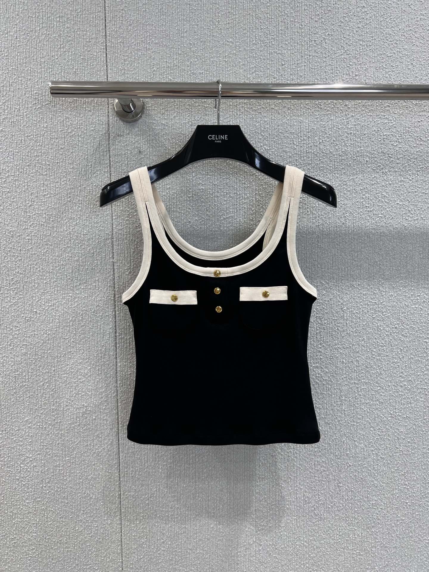 NO:436593,Support replacement Celin* 25Ss spring and summer new model, three-pin buckle pocket contrasting color slim fit vest | Exclusive yb development!  High-end production!  Contrast color ribbed trim casual style!  Simple and elegant combination, super thin waist!  The upper body effect is really amazing!  Custom fabrics have high texture comfort!  The impeccable fabric and excellent styling design are simply perfect. This summer, I really don’t love this slim and detailed vest, which is huge and slim!  Big recommendation!  I really let a hundred hearts go!  S/M/L real photos, celine, alexander wang19860909支持换款 Celin* 25Ss春夏新款 三粒扣口袋撞色修身小背心丨独家yb开发！高版出品！撞色罗纹饰边休闲版型！简约大方好搭配 超显腰细！上身效果真的是绝绝子！定制面料有着高质感的舒适度！无可挑剔的面料搭配优秀的版型设计简直完美这个夏天真的狠难不爱这件修身又充满细节的背心巨巨巨显瘦！重磅推荐！真的放一百个心冲了！现货发售S/M/L实拍细节图,,celine,alexander wang,Women's clothing