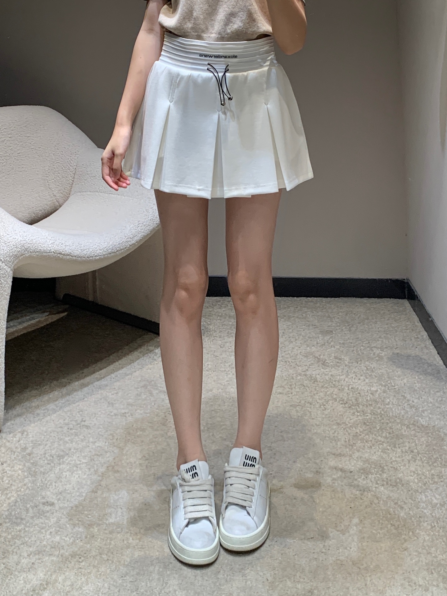 NO:432479,Original designer model 25ss Spring and Summer new style, spliced ​​threaded waist-to-top pleated skirt [with underwear anti-exposure]丨Exclusive high-end production!  Paired with the visual effect of panacea oil, the visual effect is heart-warming, and the visual feel is basic, clean and neat, small A-shaped style makes it slim and versatile, who can't love it!  The high-waist design extends the height ratio, making the legs look longer!  Small girls can also handle it completely!  Pleated skirts are truly timeless. Whether in terms of practical wear or fashionable, they are double-full scores and are one of the must-have items in spring and summer!  S/M/L, skirts, alexander wang19860909原创设计师款 25ss春夏新款 拼接螺纹腰头百褶短裙【有内裤防走光】丨独家高版出品！搭配万金油冲击视觉效果一眼心动的即视感基础干净利落的小A字版型显瘦百搭谁能不爱！高腰设计更是拉长身高比例 超级显腿长！小个子女生也是完全都能驾驭的！百褶裙真的是永不过时的存在 无论从实穿性还是时髦度都是双满分是春夏必入的单品之一！现货发售S/M/L,,skirts,alexander wang,Women's clothing