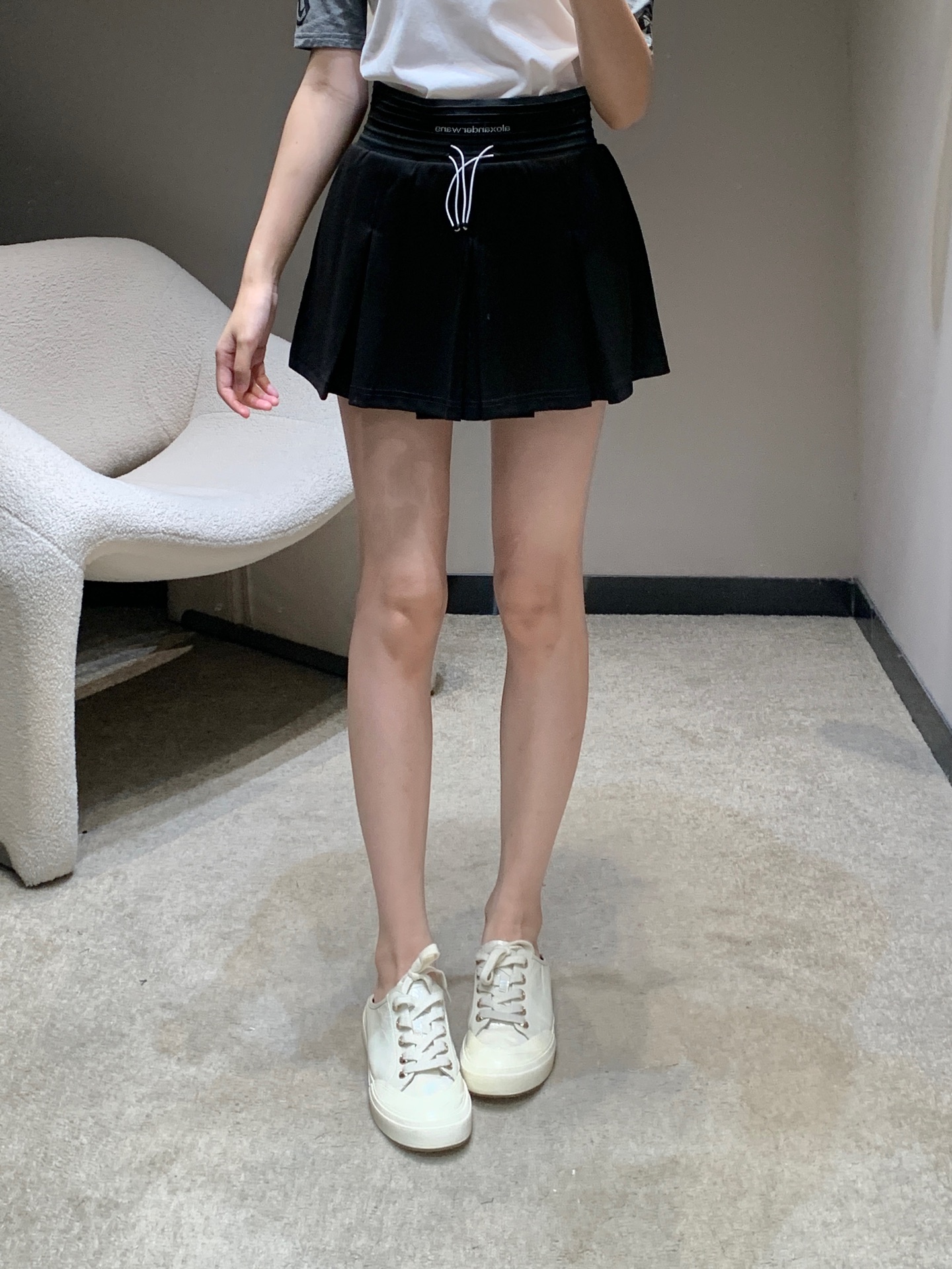 NO:432440,Original designer model 25ss Spring and Summer new style, spliced ​​threaded waist-to-top pleated skirt [with underwear anti-exposure]丨Exclusive high-end production!  Paired with the visual effect of panacea oil, the visual effect is heart-warming, and the visual feel is basic, clean and neat, small A-shaped style makes it slim and versatile, who can't love it!  The high-waist design extends the height ratio, making the legs look longer!  Small girls can also handle it completely!  Pleated skirts are truly timeless. Whether in terms of practical wear or fashionable, they are double-full scores and are one of the must-have items in spring and summer!  S/M/L, skirts, alexander wang19860909原创设计师款 25ss春夏新款 拼接螺纹腰头百褶短裙【有内裤防走光】丨独家高版出品！搭配万金油冲击视觉效果一眼心动的即视感基础干净利落的小A字版型显瘦百搭谁能不爱！高腰设计更是拉长身高比例 超级显腿长！小个子女生也是完全都能驾驭的！百褶裙真的是永不过时的存在 无论从实穿性还是时髦度都是双满分是春夏必入的单品之一！现货发售S/M/L,,skirts,alexander wang,Women's clothing