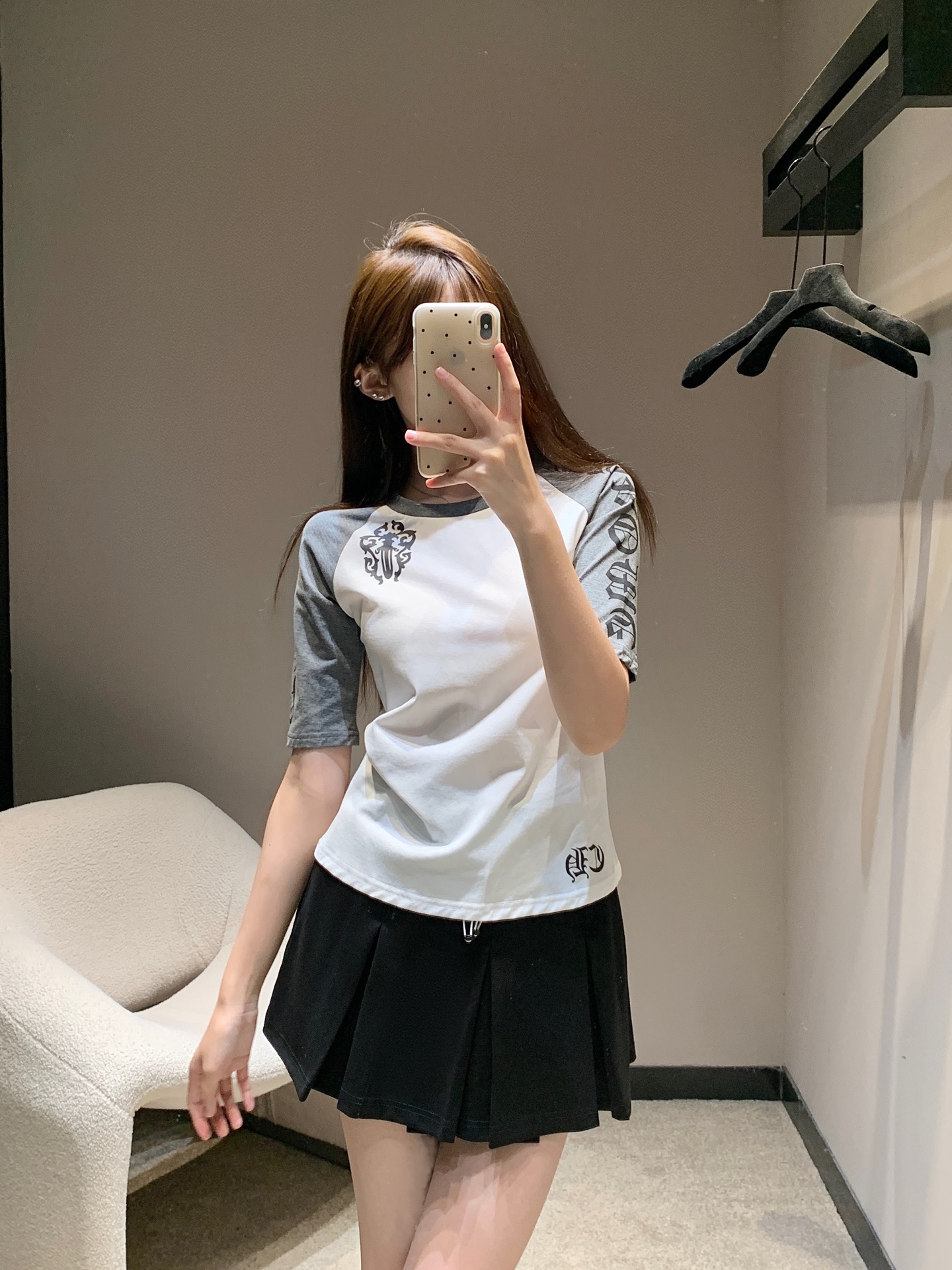 NO:432448,Chorme heart* 25ss Spring and Summer New Vine Sword Half-sleeved T-shirt丨Exclusive high-end production!  A single item with a strong sense of atmosphere, classic Sanskrit print, vine sword on the chest, the upper body is really cool, it looks slim and looks ~ It is perfect for random matching. S/M/L,,tees, t-shirt, alexander wang19860909Chorme heart* 25ss春夏新款 藤蔓宝剑半袖T恤丨独家高版出品！氛围感很足的一款单品 经典梵文印花 胸前藤蔓宝剑 上身真的好酷 显瘦显身材～随意搭配都完美 现货发售S/M/L,,tees，t-shirt,alexander wang,Women's clothing