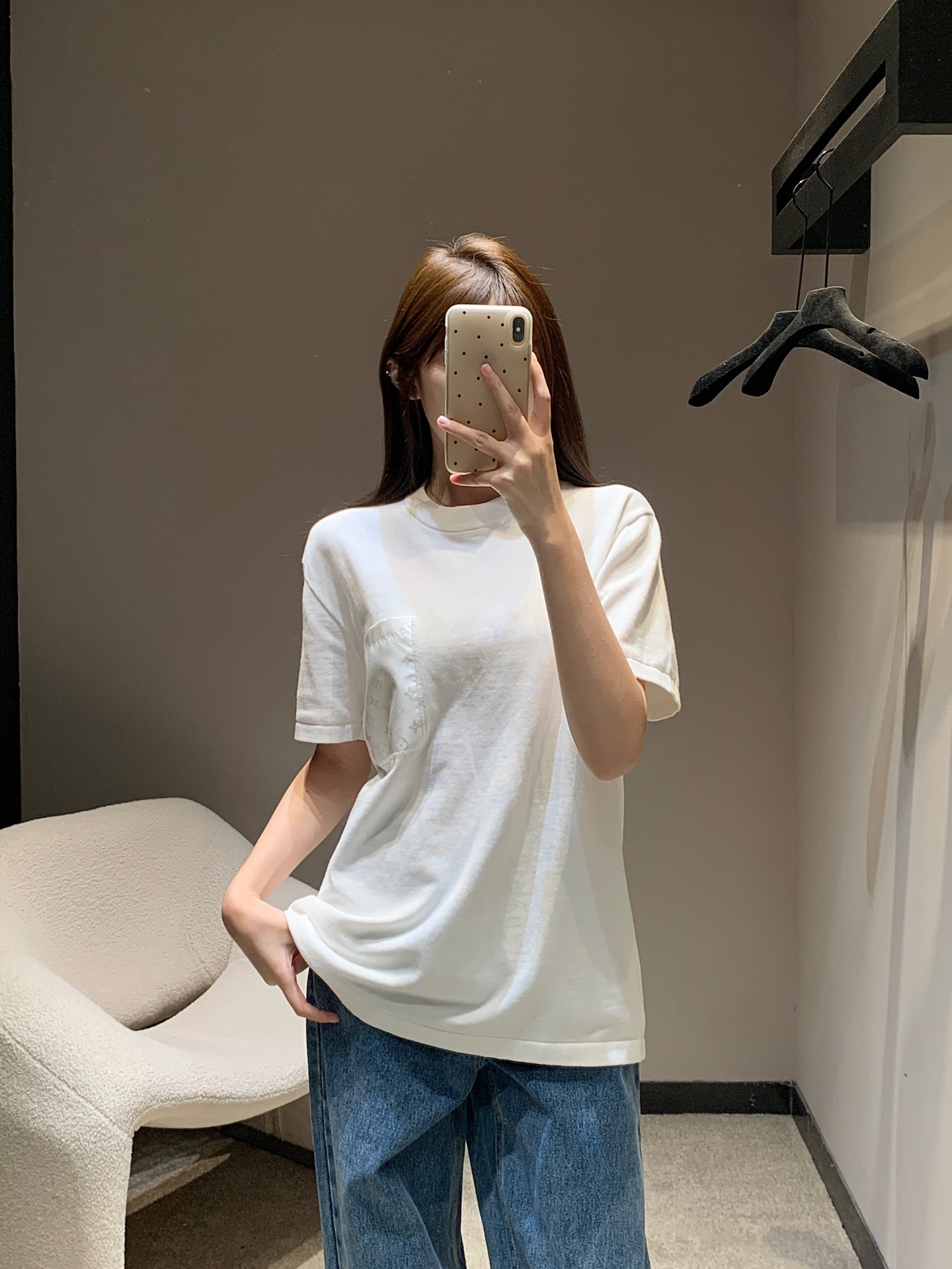 NO:432483,Louis Vuitto* 25Ss spring and summer new style, full pocket logo jacquard knitted round neck short-sleeved top丨Exclusive high-end production!  The small round neck highlights the fashionable atmosphere, and is easy to match without picking the face!  Loose style, absolutely versatile style, easy to wear to the casual and lazy feeling of INS blogger~ Customized fabric, super comfortable texture!  It's OK to match it casually!  S/M/L, louis vuitton, T-shirt, alexander wang19860909Louis Vuitto* 25Ss春夏新款 口袋满logo提花针织圆领短袖上衣丨独家高版出品！小圆领突出时髦氛围感 不挑脸型易搭更显瘦！宽松版型 绝对的百搭款 轻松穿出INS博主那种随意慵懒感～定制面料 质感超级舒适！随意搭配都OK！现货发售S/M/L,,louis vuitton,T-shirt,alexander wang,Women's clothing